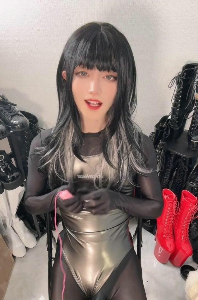 コートの下は競泳水着♡チクニーしながらアクメ決めちゃう♡ 出自:Re:I (ReI（れい）) 伪娘 伪娘 伪娘<br>コートの下は競泳水着♡チクニーしながらアクメ決めちゃう♡<br>玩弄我的乳头，一边呻吟一边自慰，感觉真好♡ 我的阴茎硬得都快透过紧身泳衣显露出来了♡