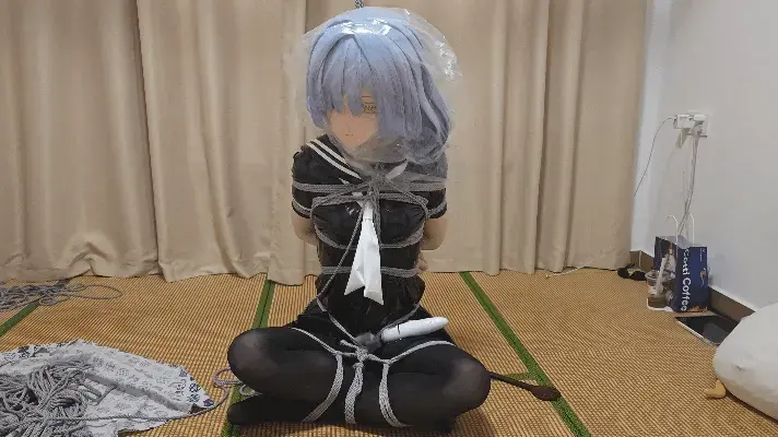 kigurumi  kig莫宁空中吊缚荡秋千 挣扎起身 呼吸控制 无助的挣扎 半吊强制踮脚折磨 约绳 体验 393874591 可怜的莫宁被半吊在空中荡秋千，呼吸受到严格控制，只能无助挣扎试图起身。每次用力都让绳索更紧，脚尖被迫踮起承受折磨，在半空中不停摇晃却无处借力。