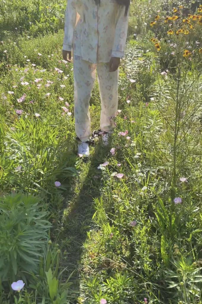 在大街上钉死11斤脚镣的女生（中） 11斤的脚镣 烧红铁铆钉钉死<br>铸铁镣环，锚链，马路旁上镣，死囚级别2cm粗的脚镣，18岁女高的死镣周末。<br>妹子早上正在睡觉，被发现没带脚镣，一怒之下11斤的死镣扔到了床上，妹子第一次见这样的脚镣，非常震惊，随后被拉出去钉死。<br>三个师傅一起动手，先用喷枪把铁铆钉烧红，然后赶紧插进锁孔，用锤子砸扁。这个脚镣环故意做的很粗糙，妹子戴上直接崩溃了，还懵逼着呢就被钉死了，有很多吐槽的对话，一直在说脚疼磨脚受不了。走路非常困难，到户外草地上逼着走了好久。回家后也不打开，铁钉钉死不容易，整个周末都要戴着。<br>（钉脚镣的地方就在马路边，人很多，有三个师傅一齐动手，压力给到妹子爆满！）<br>本作品共3集，本集为中集<br>妹子到这里已经走了一个小时的路，户外地面摩擦力很大，带着种镣铐了更为困难，脚镣压的她脚后跟生疼，粗糙的镣又磨脚，但是被铁铆钉钉死是没有希望打开的，妹子很绝望，在地上休息了一会儿又被叫起来继续走，玩了玩树上的花，走到街道上，看看已经磨的发红的脚后跟，坐车回家。<br>回家被带上手铐，坐在窗台上等候任务。<br>布莱恩原创作品1071263211<br>已上传保管库，可在线播放，高清大文件在百度云链接，如果失效联系我补。