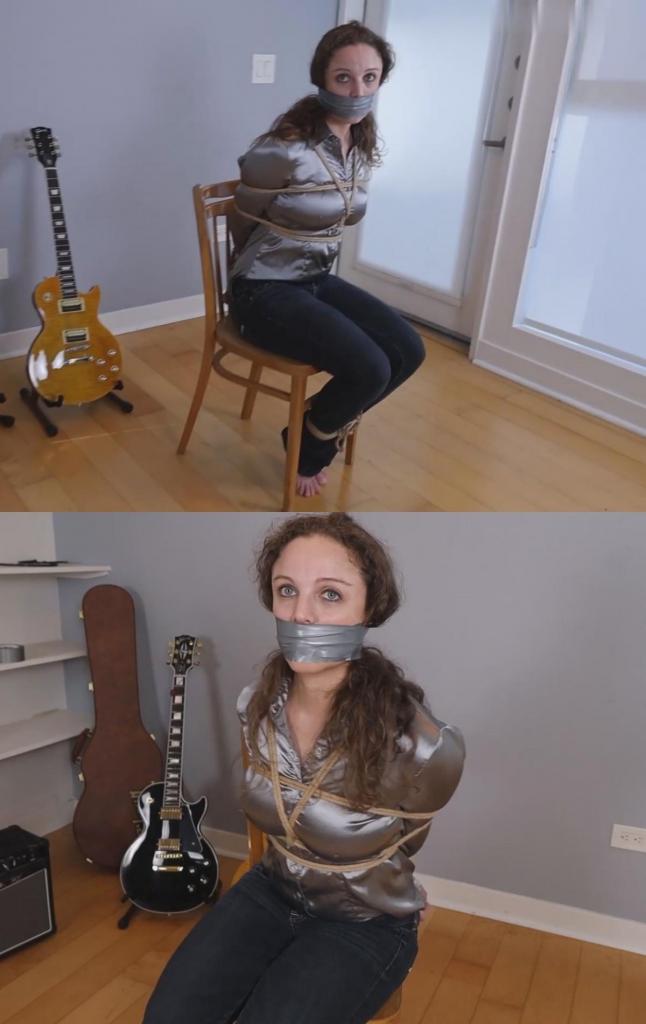  Amber Jonez a babysitter tied up and wraparound tape gagged during a cops n' robbers game 安珀·琼斯为了支付大学学费，兼职做保姆。但那天晚上有点不一样：她的男朋友准备接她回家，却发现她被绑在椅子上，嘴巴被胶带紧紧地缠住，而且心情很差。男人看着这一幕哈哈大笑，安珀则在胶带的束缚下呻吟不止。男人用手机拍了几张照片，并向安珀保证以后会拿这件事开玩笑。这时他突然想起停车计时器没充值，只好出去一会儿，留下安珀独自挣扎呻吟。视频包含逃脱挑战以及捆绑安珀和用胶带封住嘴巴的全过程。Amber Jonez works part time as babysitter so she can pay for college. But that evening was a little different: her boyfriend is ready to pick her up and go home but she finds her tied up to a chair, tightly wraparound tape gagged and in the really bad mood. The man laughs about the situation, while Amber keeps groaning under her gag. The dude takes some photos with his phone, promising Amber that they will laugh about it later. The he remembers he didn't put credit to the park meter so he has to go out for a minute, leaving Amber struggling and groaning. Includes a escape challenge and all the process of tying Amber and applying the wraparound tape gag
