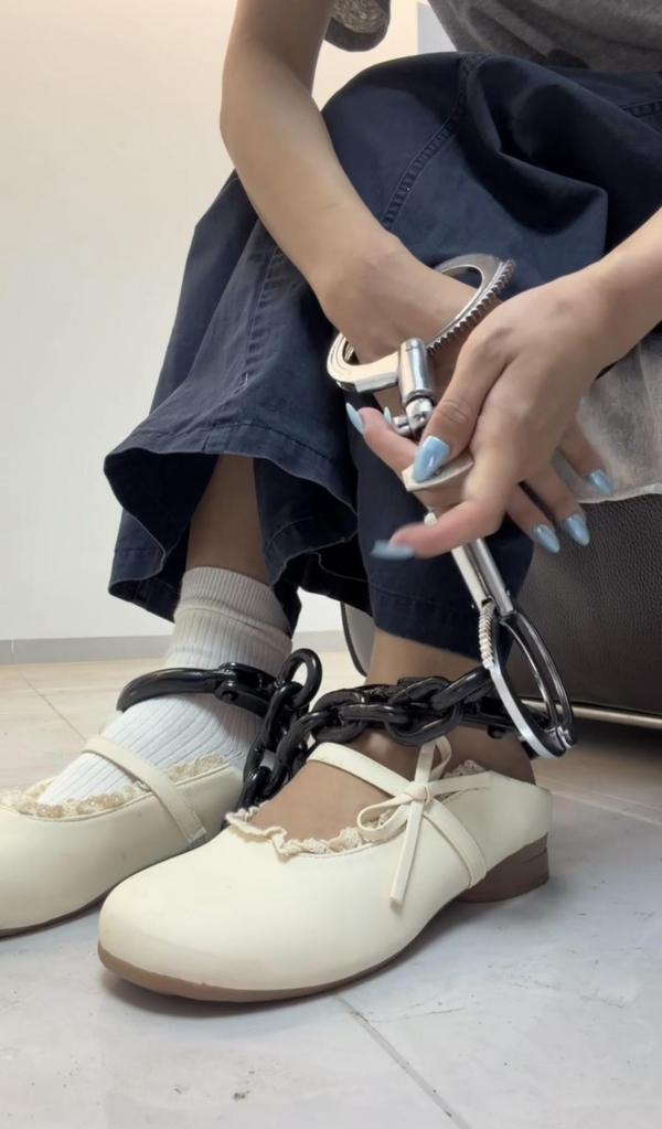 在家体验手铐脚镣的女大学生，初次戴镣铐 大三女生，同城读大学，周末回家偷偷玩镣铐，妹子是真实对脚镣感兴趣的。<br>这天下午家里没人（但还是冒着家里人突然回来的风险）在家带上手铐脚镣玩弄，全程拍摄都是她自己完成的，比较真实贴近生活，小皮鞋白袜子，黑色重镣，戴着走来走去的，做家务打扫卫生，手铐洗碗洗菜，做ppt，在床上展示脚镣。<br>时长一个小时，布莱恩原创出品1071263211