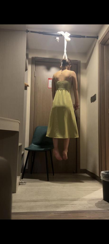 女生体验上吊窒息第二弹，无保护悬空一分钟，失神抽搐失禁 女生第二次玩悬空上吊，有点害怕，但还是主动站上椅子，等待命运的到来，全程无保护悬空一分钟，失去意识抽搐，失禁尿一地，躺地上缓了好一会