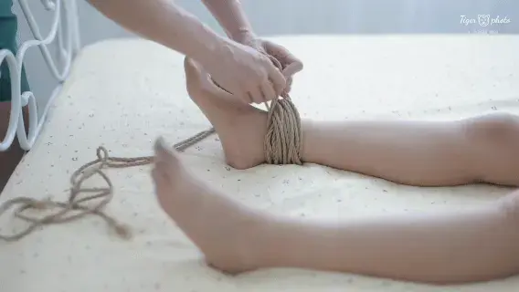 新模特柒玥来应聘，作为考验先把她绑在床上绕痒 新模特柒玥来应聘，作为考验先把她绑在床上绕痒<br>胖虎私摄长期招聘模特<br>更多精彩内容，小伙伴可以私信定拍QQ:3479946886<br>作品解压密码@tiger7986<br>