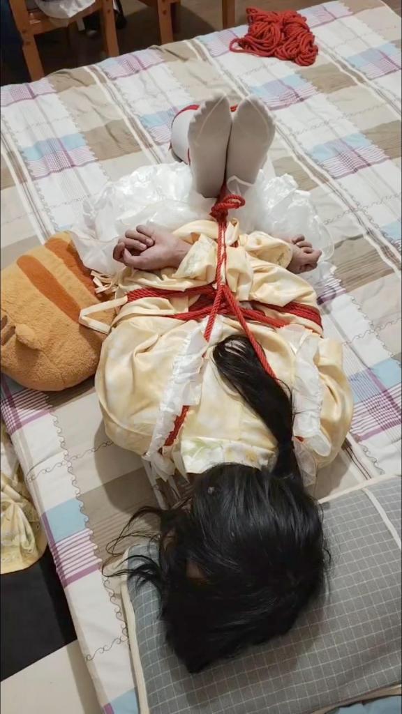 白丝男娘女仆极限驷马TK 平时在家闲置的女仆就要捆起来驷马放置当玩具挑逗，自白的全身都非常敏感，基本上不用什么力就能让自白发出美味的叫声，所以摸起来就很舒畅～