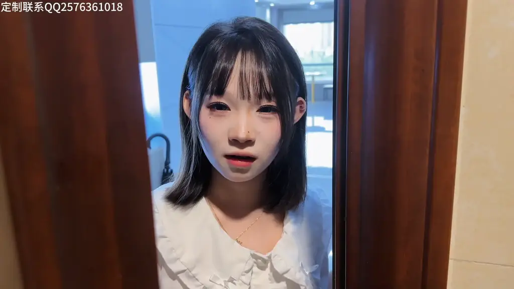 【试镜】噪音 【试镜】噪音<br>男主居住在女主楼下，由于他是夜间工作者所以在白天睡觉，最近由于女主家在装修不时就有尖锐的撞击声传到男主家，这让本就疲累的他更加神经衰弱，但是白天装修他也无法指责对方，可是几天后实在受不了的他终于还是去找到了女主……男女主互相理论，男主知道理亏但是想要请女主体谅一下他，女主态度嚣张并不想理会他并想将他赶出家中，拉扯之中男主下意识推倒女主，女主晕倒在地男主看到女主晕倒惊慌失措，将她放到沙发后摇动女主试图让她清醒过来，过了一会女主清醒了，第一反应是报警诬陷男主入室抢劫，男主百口莫辩心急之下掐晕女主仓惶逃离