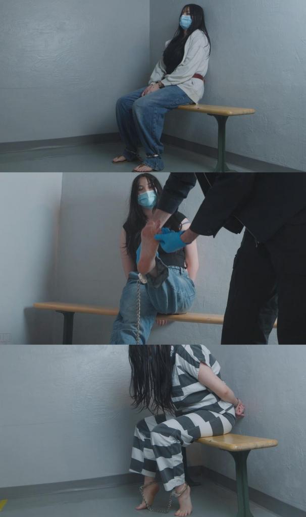 First Time Offender : Jade Pierce's First Time In Prison -Masked prison inmate first day intake First Time Offender : Jade Pierce's First Time In Prison -Masked prison inmate first day intake, innocent girl next door self surrenders for 3 year prison sentence, barefoot handcuffed and shackled 认识一下杰德，她就像邻家女孩一样亲切。她心地善良，性格温柔，容易相处，平时安静内敛，但自信满满，在她温柔的外表下隐藏着狂野的一面。她完全不像一个刚入狱的重刑犯。<br><br>杰德因盗窃雇主——她工作的珠宝店老板的商品而被判入狱三年。她曾试图抗辩，但最终却只换来了一份认罪协议，而这份协议本可以让她少服刑。<br><br>今天早上，太阳还没升起，她就离开了之前的公寓，归还了钥匙，只带了几件随身物品就来到警察局自首，准备被押送到监狱服刑。<br><br>镜头从杰德走进收押室开始。她腰间系着一条棕色的押送腰带，戴着手铐，脚镣铐在她宽松的蓝色牛仔裤裤腿上。<br><br>杰德按照指示在长椅上坐下。<br><br>她百感交集，举止也颇为典型，一个曾经过着体面生活的年轻女性，如今却要适应监狱里冷酷简陋的环境，以及像她一样的囚犯所遭受的残酷对待。杰德或许仍在努力接受自己已被判重罪的事实，也明白在法庭上苦苦哀求别人倾听她诉苦的时代早已过去。她执意向充耳不闻的狱警，或许也向自己内心的良知哭诉，说自己是无辜的，不该遭受这样的惩罚。然而，无论是否罪有应得，杰德此时已无法改变命运，她的罪行已被认定。<br><br>一名狱警进入房间，开始入监登记的第一步，他让杰德脱掉鞋子。然后，杰德被命令站起来，走到墙边，面朝墙壁。手铐和押送带被解开，杰德也被要求脱掉毛衣。她双手抱头站着，手铐被放在架子上。杰德被反铐在背后，然后回到长椅上等待。<br><br>在空调良好的监狱收押室里，杰德赤着脚，脱掉了毛衣。压力和焦虑逐渐转化为无聊，然后又回到焦虑。没有任何东西可以刺激她，让她分心，而她被硬邦邦的金属手铐反铐在背后，时刻提醒着她身在何处，正在发生什么。<br><br>负责处理她的狱警回来后，让她抬起脚，让他看看脚底和脚趾缝。狱警抓住她的脚踝，把她的脚抬到空中以便看得更清楚，杰德看起来既震惊又屈辱。由于脚镣上的链子很短，当他抬起一只脚时，另一只脚也跟着抬起来悬在空中。<br><br>杰德拍完入狱照后，又开始了漫长的等待，她一边抱怨一边嘟囔着这是个错误。狱警回来后，杰德跪在长凳上，手铐和脚镣被解开，并戴上了一个橙色的身份识别腕带。她被命令站起来，双手背在身后，走到走廊尽头的收押室。杰德走出镜头，消失在收押室里。<br><br>画面短暂变黑，再次出现时，杰德正走回房间，这次她换上了一套黑白条纹的囚服。这身装扮与她之前的便服形成了鲜明的对比。杰德现在看起来更像一个罪犯，穿上这身衣服，她也开始觉得自己更像个罪犯了。她双手背在身后走出单独的收押室，似乎她进来时表现出的那种傲慢态度也随着衣服一起消失了。或许穿上囚服让她收敛了几分，换装之后，她似乎安静了许多，也更加胆怯了。<br><br>杰德在长椅上坐了一会儿，就被命令起身背对着狱警，很快，她就被要求把手放在背后，一副手铐被戴上了。她跪下接受脚镣，然后被告知等待被送往牢房。可怜的女孩穿着崭新的囚服，努力适应着这身装束。这是她人生中第一次被戴上手铐、脚镣，并穿上囚服。随着被关进牢房的那一刻越来越近，她恐惧地蜷缩在长椅上。Meet Jade, she's what you might describe as a girl next door type. She's a kind soft soul, easy to get along with, quiet for the most part, but confident and hides a wild side beneath her otherwise gentle demeanor. She is not at all what you expect from a convicted felon and the newest arrival in a state prison facility.<br><br>Jade is here to serve a 3 year sentence for theft of merchandise from her employer, the owners of a jewelry shop where she worked. She attempted to fight the charges, but this only cost her a plea deal that would have meant less time in prison.<br><br>This morning before the sun had risen she left her old apartment, returned the key, and walked with only a few belongings down to the police station to self surrender and be transported to prison to start her sentence.<br><br>The scene begins as Jade enters the intake room. She is belted at the waist with a brown transport belt, handcuffed, and shackled over the pant leg of her baggy blue jeans.<br><br>Jade sits down on the bench as ordered.<br><br>She is in a mix of emotions, and generally acting out in a pretty typical fashion for a young woman used to a decent life style adapting to the cold spartan conditions of prison, and the harsh and cold treatment of convicts like herself. Though Jade is still likely struggling to identify with the idea that she is in fact a convicted felon, and that the point of begging for someone to listen to her passed back in the court room. Jade insists on whining to the deaf ears of the corrections staff and maybe her own inner conscience that she is innocent and didn't do anything to deserve this. Deserved or not though, Jade can't change her outcome at this point, her guilt has already been determined.<br><br>An officer enters the room for stage on of the intake, he has her remove her shoes. Then Jade is told to stand up and walk down and face the wall. The handcuffs and transport belt are taken off, and Jade is made to take off her sweater. She then stands with her hands on her head while the restraints are put on a shelf. Jade is handcuffed behind the back and then returns to waiting on the bench.<br><br>In the well air conditioned prison intake Jade now sits barefoot and without her sweater. Stress and anxiety progress into boredom, then back into anxiety. There is nothing to stimulate her or remove her focus from her situations, and her arms pinned behind her back with rigid metal cuffs keep her well reminded where she is and what's happening.<br><br>When the CO processing her returns he has her raise her feet up and show him the bottoms and between her toes. Jade looks shocked and humiliated as the officer grabs her ankle and raises her foot into the air to see better. The short chain on the shackles means as he raises one foot up, the other lifts up off the ground and hangs in the air.<br><br>Jade's mugshots are taken, then it's back to more waiting games as Jade continues to moan and huff that this is a mistake. When the CO returns Jade kneels on the bench her shackles and handcuffs are taken off, and an orange ID wrist band is put on her. She is told to stand up, keep her hands behind her back, and walk down and into the intake room at the end of the hall. Jade walks off camera and disappears into the intake room.<br><br>We fade to black for a moment, and when we are back Jade is walking back into the room, now dressed out in a Black and White stripe prison uniform. It is a very stark contrast on her compared to her street clothes. Jade looks a lot more like a convicted criminal now, and she's starting to feel a lot more like one in these clothes too. She walks out of the private intake room with her hands held behind her back, and it seems like the remainder of the attitude she was showing when she walked in was removed along with her clothing. Perhaps putting on the stripes brought her down a peg or two, but she seems a bit quieter and more timid after the outfit change.<br><br>Jade sits on the bench for a moment but is told to get back up and turn around facing away, and soon she is told to put her hands behind her back and a pair of handcuffs is being applied. She kneels to be shackled, and then she's told to wait to go to a cell. The poor girl sits in her new prison clothes and tries to get used to how they feel on her. This is the first time she has ever been handcuffed, shackled, and dressed as a prisoner in her life. She folds over on the bench with dread as the moment where she is locked up behind prison bars grows nearer.