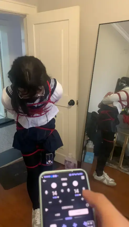jk小南梁的站立郊狼吊缚 贴上郊狼之后紧缚起来被拉到阳台上，然后吊起来放置着<br>使劲挣扎吧，逃不掉的哈哈