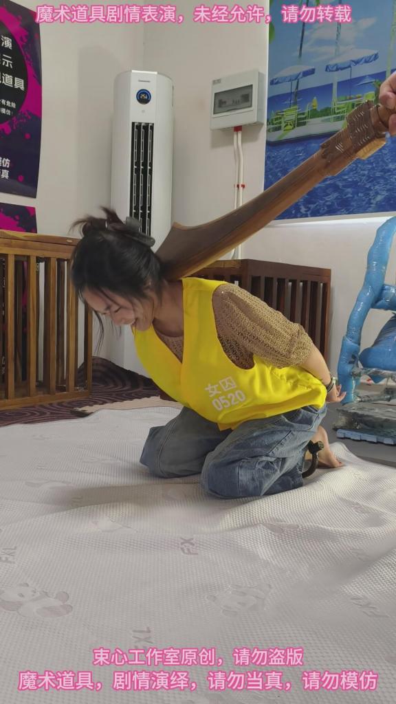 小月囚服连体手铐脚镣，斩首，简单剧情 束心魔术道具工作室，小月囚服连体手铐脚镣，斩首，简单剧情，唯美风格，本工作室摄影技术和剧情拍摄相对一般，无法和专业的摄影师相比，购买本工作室视频请知悉本工作室拍摄的视频短剧内容也许并不专业，本工作室各种古代道具断头台，古装捆绑剧情游戏，金属，木质道具，枷锁，金属站立枷，魔术木笼囚笼拘束架道具审xun椅，各种拷镣等魔术笼子等道具，本工作室秉持，绿色，健康，唯美，解压，为原则，可以体验定拍.            妖狐吧定拍 ，女生加入本工作室  （本工作室只收女生，只收女生，只收女生，很多男生cd问收不收的，我将不再回复！）         qq：3329311459              骗子勿扰，事多者勿扰！！！