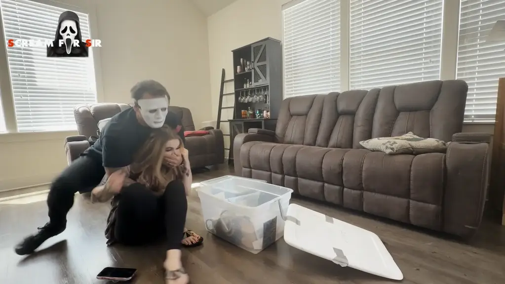 House Warming Invasion 搬家后整理行李时，发现了一些我买来和老公一起玩的有趣玩具——只是他就是不肯拿这些玩具对我下手。这些年来，我一直央求他把我制服，让我动弹不得。<br><br>好吧，我的愿望终于实现了——只是以一种意想不到的方式。一个闯入者闯了进来，把我按在地上制服了（没错，一如既往地保持真实，我当时确实是在试图挣脱！）。<br>“日晒”通过“呼吸游戏”，我张开嘴想呼吸，结果嘴里被塞进了一双袜子，随后嘴巴被紧紧裹住——彻底被堵住了。接着，我被胶带绑在椅子上，一台日立按摩器被贴在我的阴蒂上。<br><br>无论我如何哀求、如何挣扎，都无法说服那个入侵者放我走或给我喘息的机会。一台TENS电刺激仪被贴在我的乳房和脚底，让我只能不停地跳跃和尖叫。<br>在这场“入侵者”闹剧的最后，我被完全铐在浴缸里。就连我的拇指和可爱的脚趾也不例外！<br><br>金属手铐深深嵌入我的皮肤，我几乎无法挣扎。水位正在缓慢上升，当水涨到我的下巴时，恐慌才真正袭来……他到底什么时候才会放我走？<br><br>Using breath play i opened my mouth to breathe and instead had a pair of socks stuffed in my mouth, then wrapped shut - thoroughly gagged. From there i was taped to a chair with a Hitachi taped against my clit.<br><br>No amount of begging and struggling would convince the intruder to let me go or give me a break. A tens machine was placed on my boobs and the soles of my feet leaving me to jump and scream.<br><br>For the finale of this intruders escapade I was placed in the tub completely cuffed. Even my thumbs and cute toes!<br><br>I could barely struggle as the metal cuffs were digging inti my skin. The water was slowly rising and once it came to my chin is when the panic really set in… when is he going to let me go?