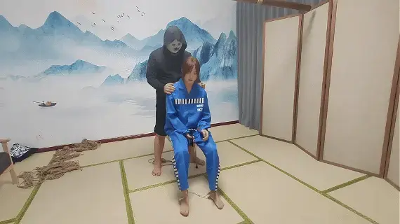 秦韵9527（上） 女囚专场，成片两小时，分为上下，喜欢请支持。林晓雅出演9527<br>本片经过模特知情同意进行拍摄，无任何真实暴力发生。<br>秦韵绳屋祝大家：马年行大运，发大财。<br>本绳屋无线下体验，请不用再咨询了，谢谢。<br>业务QQ：1937963514，可接定拍，欢迎骚扰。<br>解压密码：qinyun