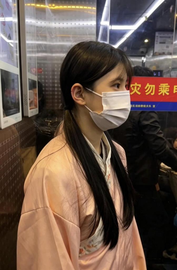 18岁女高的四天镣铐生活（1）初封脚镣，不适应的生活改变 18岁女高的四天镣铐生活<br>此系列共13集，时长共530分钟（8小时）以上，每集约60分钟。<br>开学前的最后一周，在她家人的陪同与拍摄下，做了一期四天不打开的镣铐体验。<br>因为报酬可观，加上本身对镣铐的一点好奇和喜欢，妹子还是比较开心的。<br>经过商讨最终决定了用防拆贴来监督防止打开，贴纸上面写好记号，换掉的话手写的记号不可能一样，撕开会破损，这比定时锁更严厉，定时锁锁钥匙还有撬锁的可能。<br>这几天脚镣是全程佩戴的，出门、居家学习、睡觉都是全程佩戴。<br>妹子本人分享这个脚镣是非常磨脚后跟的，而且长时间戴的话压迫感很强，在家的时候基本就是镣链拖地，Lolita衣服，她本身就喜欢Lolita，出门穿长汉服裙子遮挡脚镣。<br>我们不做太多剧透了，简单说一下。<br>前两天妹子戴的黑铁脚镣，后两天脚后跟磨破实在疼的受不了，换成了脚铐，但是调到了一个又紧又磨脚的紧度。<br>在家里看书要被铐在桌子上，不好好看书要被体罚吊铐、驷马铐、锁在角落、体罚戴镣铐干家务。自己出门买东西，家长陪着出去逛商场、戴着哗啦哗啦的链子坐出租车，虽然被允许用连腰链子提起一点镣链，但还是很明显，每天要完成连续1公里走路的训练，后面两天下雨，要戴着紧紧的脚铐、穿着湿透的帆布鞋到商场漏出脚铐，逛名创优品、戴着镣铐在饭店吃饭…<br>真实记录为主，没有假摆拍内容。全程家长拍摄。<br><br>本集主要讲了妹子在家穿着Lolita带上制式脚镣，用密封贴贴住锁孔，在家里走来走去体验者这种打不开的绝望感，然后穿着汉服带着脚镣到小区楼下坐车子到户外，链子哗啦哗啦的很引人注意，到公园放下链子走路，每天都有两千米的走路任务。<br>踩下鞋后跟是为了让脚镣磨脚，不被保护<br>布莱恩原创作品1071263211
