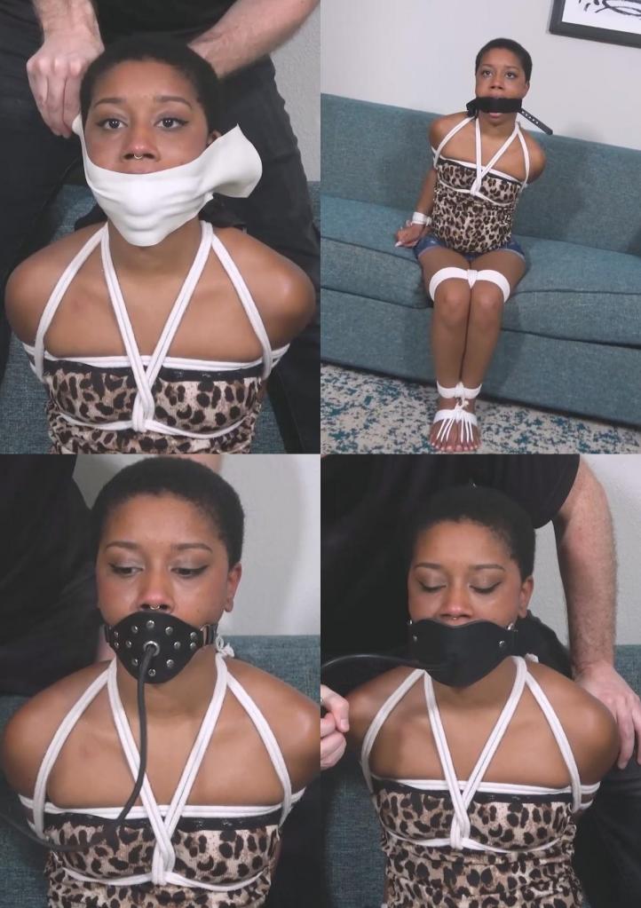  Teeny Nene - Pump Gags And More 妮妮之前没试过充气口塞，所以我特意带了我的口塞去Fetcon，让她体验一下！我把她的手腕、胸部、膝盖、脚踝和脚都绑了起来，给她戴上了一个普通的充气口塞和一个阴茎充气口塞。每次都先测试她能承受多少次挤压，然后让她戴着口塞尝试说话一会儿。接下来，我用一块长长的薄布塞住她的嘴，然后把一个1.75英寸的透明球形口塞扣在她牙齿之间。过了一会儿，我在球形口塞上加了一条黑色内裤，再过一会儿，又用4英寸的微孔泡沫胶带缠了一层。视频结束前，我短暂地给她戴上了一个1.75英寸的球形口塞，然后又戴上了一个2英寸的透明球形口塞，没有塞任何东西，只是想看看她戴着这个口塞的样子和声音。Nene hasn’t tried pump gags before so I brought mine along to Fetcon so she could give them a go! I have her bound at the wrists, chest, knees, ankles, and feet and put a standard pump gag and a penis pump gag on her. With each one, we see how many squeezes of the pump she can handle and then leave them on so she can try to talk through the gag for a while. Next, I stuff her mouth with a long thin cloth and buckle a clear 1.75-inch ball gag between her teeth. A short time later, a black panty cleave is added over the ball gag and then 4-inch microfoam tape is wrapped over that a bit later. Before the clip ends, I briefly put the 1.75-inch ball gag and then a clear 2-inch ball gag on her without stuffing, just to see how she looks and sounds like that.