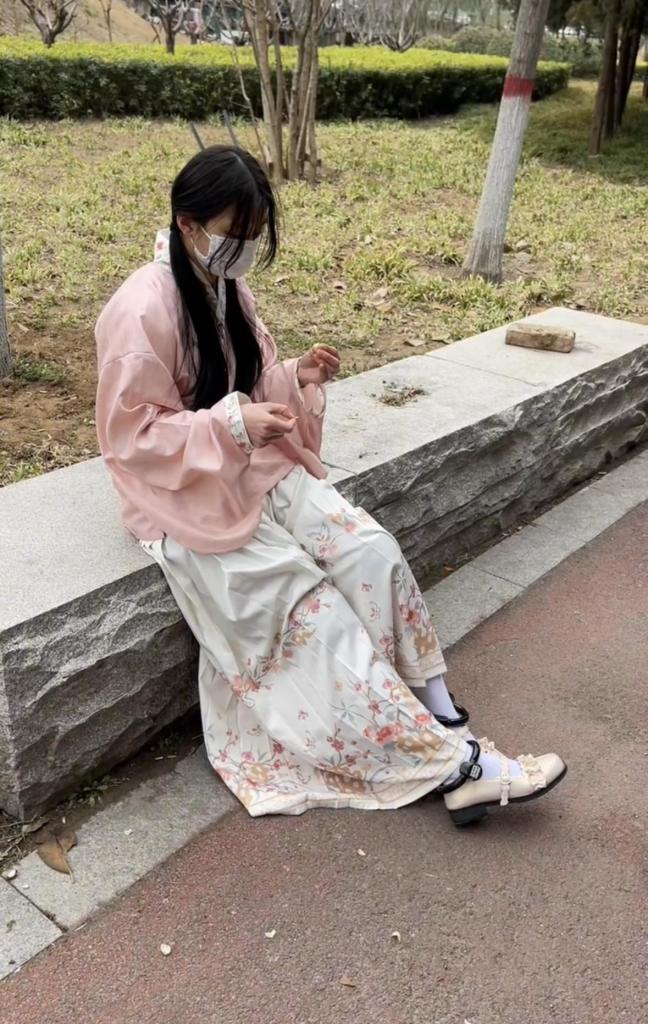 18岁女高的四天镣铐生活（2）适应重镣，公园2公里走路镣责 续接上集，为了更好的适应这副4斤的脚镣，到公园带着走路，白丝和lo鞋，脚镣链子直接拖在地上哗啦啦的，长距离走路，磨的脚很疼。<br>这里走了大概两个小时，因为有人躲了一下，拍了60分钟视频。<br>粉色汉服配镣铐挺有感觉<br>布莱恩原创作品 1071263211<br>高帧率视频请打开百度云链接