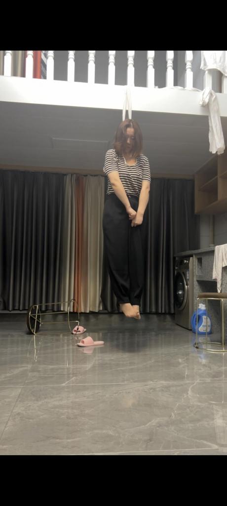 真实上吊（第六弹）依旧真实上吊，悬空挣扎抽搐 真实白绫上吊，女主有点害怕，最后还是被吊了起来＃上吊＃绞刑＃窒息游戏＃白目失神＃breathplay＃首绞