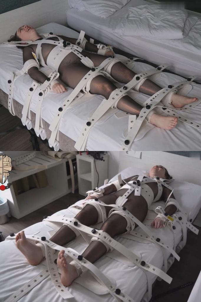 PSJ-2026-DM-01 Delphine Mason Gets The Segufix Treatment Delphine 看到我发布的关于这套束缚装备的内容后主动联系了我，作为一名束缚爱好者和使用者，她迫不及待想亲自体验一下这些束缚带。一切顺理成章。她当时穿着一件网眼连体紧身衣；在闲聊间，她很快发现我这套（包含更多束缚带的）装备与她以往习惯的截然不同。随着束缚带一条条系上，能明显看出她变得兴奋且着迷。束缚逐渐收紧，最终她被牢牢固定在床上，动弹不得，彻底失去了挣脱的能力——那条裆部束缚带成了她最亲密的“伙伴”。我让她试着挣脱，并询问她对这套“PsychoSJ”装备的感受与印象，她毫不掩饰自己对这套装备的喜爱之情。一场实打实的束缚体验！Delphine reached out to me since she saw some posts I made with my system and was eager to try out the straps for herself - being a fan, lover and user herself. Nothing easier than that. She is wearing a mesh catsuit and soon realizes that my setup (with more straps) is much different from what she is used, while we do small talk. With every strap you can see her getting aroused and fascinated. Things getting tighter and she ends up completly helpless strapped to the bed, with no inch of movement. Her best friend is the crotch strap. I ask her to get free, and about her feelings and impression of the "PsychoSJ" setup and she does not hide that she VERY much likes that setup. Onscreen strapping!