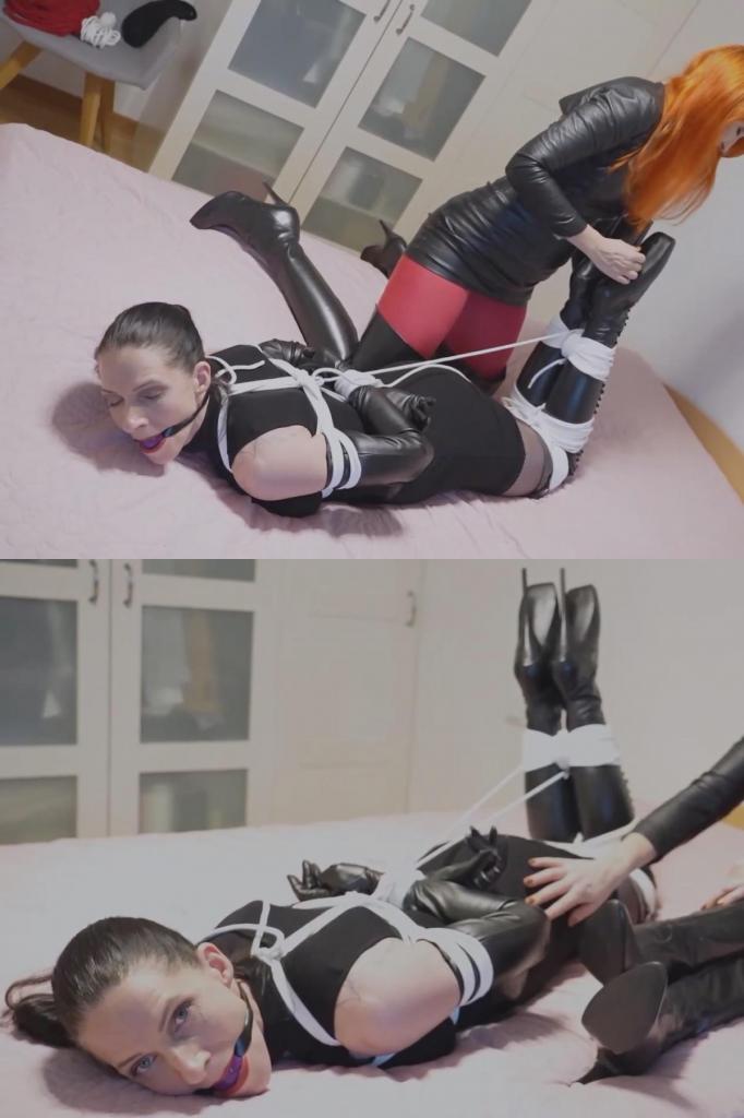 LEATHER, BALLET BOOTS AND A BALL GAG 宝拉（Paula）此时已被捆绑并堵住了嘴。<br><br><br><br>接着，蕾妮（Renee）又加了一道绳索，将宝拉彻底捆牢、动弹不得——而她脚上穿的，正是那双由真皮制成的华丽过膝芭蕾靴！<br><br><br>作为观众，我们只能在脑海中尽情遐想：穿着这双靴子、双脚被迫绷成不自然的姿势且无法动弹，宝拉内心该是何等强烈的兴奋与快感——毕竟，遗憾的是，宝拉自己无法亲口告诉我们……Paula has already been tied up and gagged.<br><br><br><br>Now Renee adds one last rope, and Paula is firmly tied up and immobilized—all while wearing these gorgeous over-the-knee ballet boots made of REAL LEATHER!<br><br><br>We, the viewers, can only imagine in our fantasies just how incredibly turned on Paula feels in these boots, her feet stretched into an unnatural position, unable to move—because, unfortunately, Paula can’t tell us...
