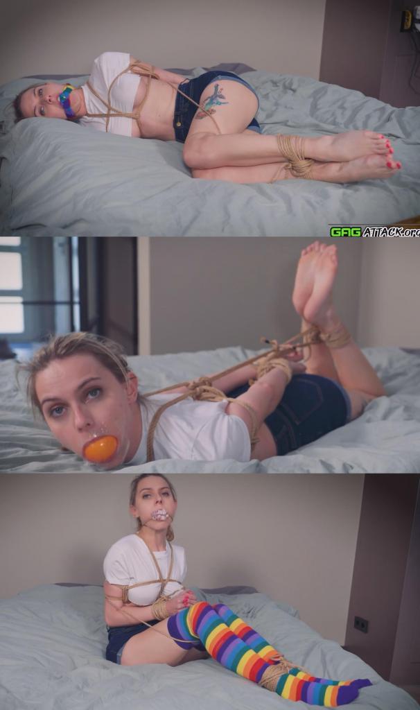 Chloe Babysitter Sock Stuff and Ballgag Hogtie ( Babysitter, Rope, Ballgag, Sockgag, Cleavegag, Hogt Chloe Babysitter Sock Stuff and Ballgag Hogtie ( Babysitter, Rope, Ballgag, Sockgag, Cleavegag, Hogtie, Tegaderm, Struggle, Mmmph, Bondage )克洛伊（Chloe）是一位想找点额外工作的可爱保姆；当雇主请她延长工作时间时，她欣然答应。她在屋里发现了一些绳索和一个口球，随即发现自己被对方捆绑起来，并被牢牢塞上了口球。硕大的口球将她的口腔填得满满当当，她在试探束缚力度的同时，也开始享受这种充满游戏意味的捆绑。<br><br>过了一会儿，她的袜子被脱了下来；其中一只被系了个结，当作紧实的塞口物深深塞进她的唇间。克洛伊奋力挣扎扭动，隔着袜子发出一阵阵“唔唔”声，身体在绳索的束缚下不断扭动。<br><br>随后，袜子被取下，她被摆成了一个严实的“猪蹄扣”（hogtie）姿势。接着，一个大口球被塞进她嘴里，并用透明敷料贴（Tegaderm）紧紧封住双唇固定。克洛伊再次剧烈挣扎，在紧绷的捆绑中发出闷哼并扭动身体，直到口球最终被取下。这真是一次精彩的捆绑体验。Chloe, the cute babysitter looking for some extra work, agrees when the owner of the house asks her to stay longer. She discovers some rope and a ballgag in the house and soon finds herself tied up by him and securely ballgagged. The thick ball fills her mouth nicely as she starts testing her bonds, already enjoying the playful restraint.<br><br>After a while her socks are removed and one is knotted and used as a tight cleave gag pushed deep between her lips. Chloe struggles and squirms energetically, mmmppphhhing through the sock gag while wiggling in the ropes.<br><br>Later the sock is removed and she is placed into a strict hogtie. A big ball is then pushed into her mouth and sealed with tegaderm tape pressed firmly over her lips. Chloe struggles again intensely, mmmppphhhing and squirming in the tight hogtie until her gag is finally removed. It was a job well done.