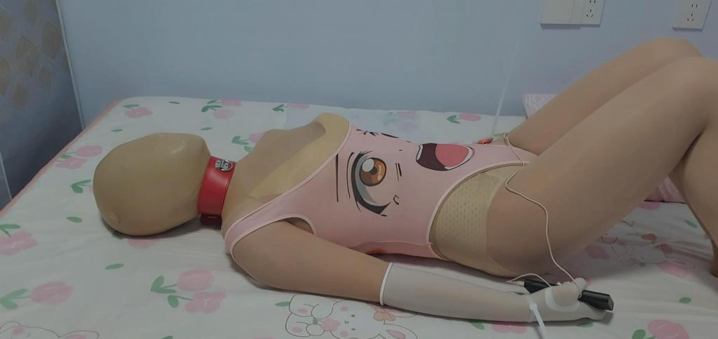 肤色半包紧身衣 多层丝袜乳胶套头 呼吸抑制 胸部震动 扎带束缚  这次多层肤色丝袜套头后又用微孔乳胶头套 呼吸很困难 之后用项圈固定加锁 因为乳胶头套压缩贴合面部导致吸入空气只能是一丝丝 扎带束缚手脚 拍完后一看发现粉色泳衣竟然穿反了~