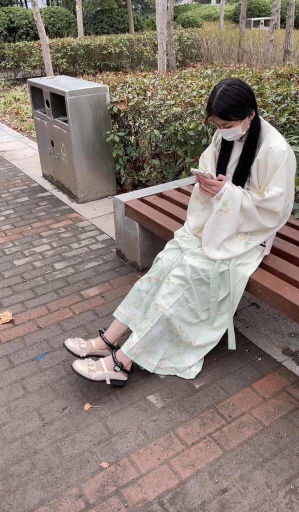 18岁女高的四天镣铐生活（6）戴脚镣从小区走到大街 第二天的傍晚 连续戴了两头的四斤重镣，脚后跟磨损和压迫已经很重了，这款脚镣比一般的制式的镣环要粗。<br>依旧穿着汉服，写完作业做完家务已经很累了，叫她带着脚镣出去走一公里，踉跄着坐电梯下楼，裙子不能完全盖住脚镣，时不时漏出来的镣环很吓人，妹子一路走到高架桥下面的街道上，中间也拍了一些特写镜头。<br>监督走完一公里才回家的，洗漱睡觉。<br>全程光脚踩后跟穿着lo鞋走完的，这样脚镣可以完整折磨到脚背脚踝和脚后跟。<br>布莱恩原创作品1071263211