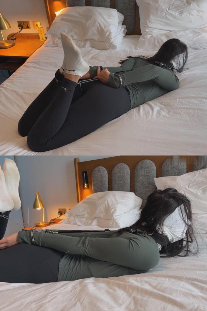 MarleneBound Hogcuffed, Choked and Tickled 镜头前，每一副手铐、每一根束线带以及那条残酷的颈带都在不断收紧。我穿着紧身黑色打底裤和一件修身的橄榄绿上衣，脚上还套着白袜子，在那张宽大的白床上显得格外脆弱无助。<br><br>当我的手腕被反锁在身后、脚踝被束缚并连在一起、那条毫不留情的颈带将我的头向后拉紧固定后，我开始剧烈挣扎。我扭动、拉扯、挺起身体，但越是反抗，束缚就越紧。那条颈带简直冷酷无情：只要我稍有松懈，它就会勒住我的喉咙，迫使我全程保持痛苦的挺身姿势，肌肉紧绷，身体止不住地颤抖。<br><br>真正的折磨随之而来——我那穿着袜子的敏感双脚遭到了毫不留情的挠痒。我彻底失控了，一边发出哀鸣和绝望的笑声，一边拼命想要躲开那些作弄我的手指。但我无处可逃，只能被死死困住。那种无力感让我抓狂，我疯狂地试图用被束缚的双手去够颈带，渴望将其松开……却一次次徒劳无功。我彻底陷入了绝望的困境：身体被迫保持挺起的姿势，无助地任人摆布，双脚被不断挠弄，直到我变得哀鸣连连、因极度挫败而狼狈不堪。Every cuff, every zip tie, and that cruel neck strap all tightened on camera. I’m wearing skin tight black leggings and a sleek olive top, white socks still on, looking way too vulnerable on the big white bed.<br><br>Once I’m completely secured wrists locked behind me, ankles cuffed and connected, and that unforgiving neck strap keeping my head pulled back I start struggling hard. I twist, I pull, I arch but the more I fight, the tighter everything feels. The neck strap is ruthless: if I try to relax even for a second, it chokes me, so I have to stay painfully arched the entire time, muscles straining, body trembling.<br><br>Then the real torment begins my sensitive socked feet get tickled without mercy. I lose it completely whining, desperate giggles escaping as I try everything to escape those tickling fingers. But I can’t. I’m stuck. The frustration builds so bad I frantically try to reach the neck strap with my bound hands, desperate to loosen it… but I fail again and again. I’m completely trapped, constantly arched, helpless, and at their mercy while my feet are tickled until I’m a whining, frustrated mess.