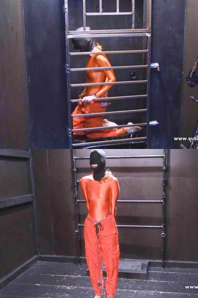 2026-07-02  Scene 2: Elle 转移头罩迅速罩住她的头，拉链拉紧。镣铐咔哒一声戴上，沉重的重量限制了她的行动。慢慢地，将这个神志不清的被缚者带过房子，送进她的牢房，让她独自思索自己还要在这里待多久。The transfer hood quickly covers her head and zips tight. Shackles click on and weigh down her ability to move. Slowly, move the disorientated bondagette through the house and into her cell, leaving her to wonder how long she'll be left here