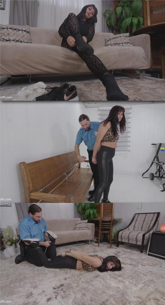 Unique: Cat Burglar caught part#1 片名：Unique: Cat Burglar caught part#1<br><br>美女在家换上性感的丝袜连衣紧身衣，这时候警察突然登门逮捕了她，她拼命反抗，被按到地上戴上了手铐脚镣，很悲惨的命运