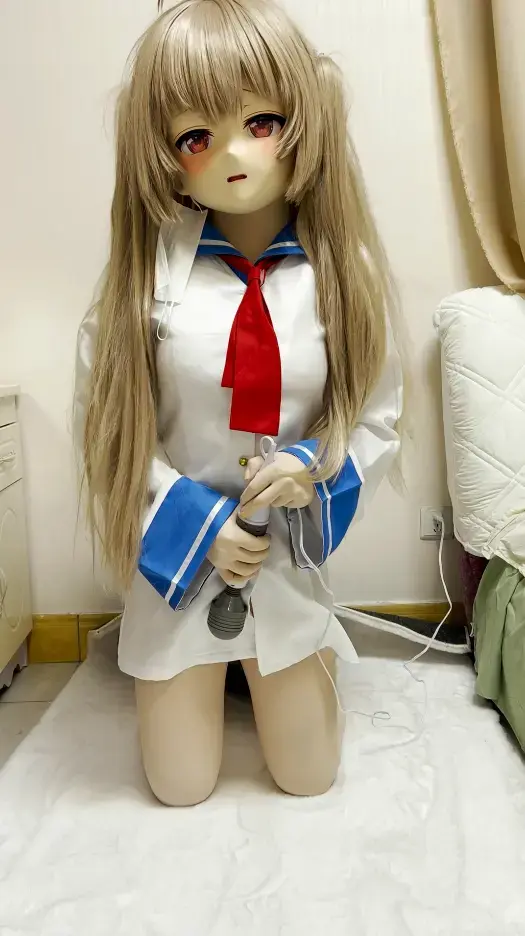 48 作者：kigurumi 着ぐるみ (kigurumi)<br>比较少有人搬的sherry的资源。大熊小萝莉用手和快乐棒爱抚自己，最后从下面伸出小根打在了自己的口罩上。