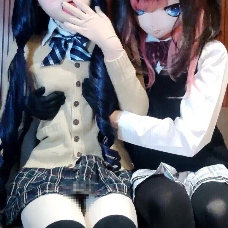 Duo-01_c,d 作者：c4Kigurumi Lab.<br>服装 Cosplay 校服 扶她 Onahole<br>假阴道 假阴道 性爱 女上位<br><br>再生时间（播放时间）：11：15 / 5：21<br><br>两人换上校服，并肩坐在沙发上。<br>当裙子被掀起时，紧绷的紧绷领带露出毫无羞耻的勃起，她轻轻触摸。<br>“嗯......” 嗯...... 啊...... ♡ 她扭动身体，<br>发出一声轻微的呻吟，但无法抗拒快感，面具下脸红了。<br><br>此外，独角器被取出，尖端被猛然插入...... 并被整个吞下。<br>“嗯...... 啊...... 不...... ♡！」<br>粘稠的水声回荡，每一次冲刺，她的身体都......剧烈颤抖。<br><br>然后她躺在床上，露出坚硬跳动的，静静等待。 划<br>过后，她掀起制服下摆，低下臀部，<br>说：“嗯......” 啊...... ♡<br>我的身体做出反应，拱起背部，缓缓上下摇摆。<br>动作渐渐变得激烈，伴随着皮肤碰撞的声音伴随着呻吟和哭喊。<br>制服前，甜美的呻吟声充满了整个房间。<br>【Movie】<br>着ぐるみ コスプレ 制服 ふたなり オナホール<br>偽膣 フェイクヴァギナ SEX 騎乗位<br><br>再生時間(Playback time): 11:15 / 5:21<br><br>二人は制服姿に着替え、ソファに並んで座る。<br>スカートをめくられると、ぴったり張り付いた肌タイから不埒にそそり立つものが露わになり、やさしく扱かれる。<br>「ん…んくっ…あぁ…♡」<br>小さな声を漏らしながら体をよじるが、快感に抗えずマスクの下で顔を赤らめる。<br><br>さらにオナホールが取り出され、先端をずぶっ…と飲み込まれる。<br>「んっ…あぁっ…だめぇ…♡！」<br>粘ついた水音がいやらしく響き、抽送のたびに体はがくがくと震え出す……。<br><br>その後今度はベッドに横たわり、硬く脈打つものを露出させて待つ。<br>ストロークの後、制服の裾をめくり上げて腰を落とすと<br>「んっ…あぁっ…♡」<br>と体が反応し、背を仰け反らせながら上下にゆっくり揺れる。<br>次第に動きは激しさを増し、ぱんっ、ぱんっ、と肌と肌がぶつかる音と嬌声が絡み合う。<br>制服の前ははだけ、甘い喘ぎが部屋に満ちていく。