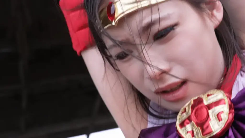 【定拍转公映】美少女战士(下)火野丽篇 邪恶的反派男人来到美少女战士基地偷取美少女贴身衣物，突然,火野丽结束任务回到家中,<br>所幸没被发现,火野丽进行领导的工作汇报会议,贼心不死的猥琐男看到桌子下的玉足起了歹心,<br>钻入桌下玩弄白袜与赤足,火野丽正在会议中只可保持端庄姿势,只当时调皮的亚美，<br>随着足部的刺激下,火野丽呻吟不断,高c晕倒。。。<br>醒来找亚美麻烦,却只发现一张纸条,原来真琴与亚美已经前往城郊废墟魔怪大本营,<br>火野丽前去救助,却不知下体中不知何时多了一颗跳蛋,只能任魔怪摆布!<br>-------------------------------------------------------<br>总故事线有两条,但是都为单独女英雄篇幅,不影响观看体验，本剧为火野丽篇<br>感谢定制大哥支持公映 定拍合作请联系QQ1372181502 2838269780 备注妖狐吧 网盘解压密码bill 不要在线解压