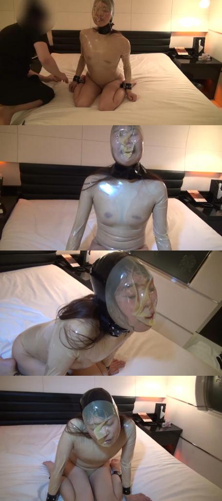 Rebreath Rubber Girl 6 系列第六弹。<br>这是本系列时隔许久推出的作品。此次拍摄的契机源于女模特本人对呼吸控制的强烈兴趣，她表示非常想亲自尝试。得益于这份热爱，她展现出了惊人的忍耐力，最终我们得以呈现出极为出色的影像。<br>穿上糖色高叉橡胶连身服，用枷锁束缚住脚踝与手腕，使其无法自行挣脱。接着，戴上仅留一呼吸孔的呼吸控制面罩。即便如此，呼吸仍感艰难，而唯一的呼吸孔又被橡胶塞子严密封死。尽管拼命挣扎想要呼吸，但孔洞被堵住导致橡胶紧贴面部，痛苦逐渐加剧，呻吟声开始渗出。随后，又在呼吸控制头套外加戴项圈以阻断逃生路线，或移开面罩呼吸孔等虐待手段持续施加，最终发出悲痛的哀嚎……。<br>シリーズ第6弾。<br>本シリーズ久しぶりの作品になります。今回の作品は、モデルさん自身が呼吸制御されるのが大好きで、是非やられてみたいという願望から撮影したものであり、好きというだけあってかなり我慢強く、非常にいい映像を撮る事が出来ました。<br>飴色のラバーレオタードを着用し、足首と手首を枷で拘束して自力では脱出出来ない状態にします。次に、ゼンタイ口だけに小さい穴が開いた呼吸制御マスクを被せます。この全身タイツ状態でも呼吸が苦しい中、唯一の呼吸穴をラバーの蓋で閉じて完全密封。必死に呼吸しようとしますが、呼吸穴が塞がれているためラバーが顔に張り付くだけで徐々に全身スーツ苦しくなっていき、呻き声が漏れ始めます。その後、呼吸制御マスクの上からさらに首輪を装着して脱出を困難にさせたり、マスクの呼吸穴を口からずらす等の責めが続き、最後は悲痛な声を…。<br>Series Volume 6.<br>This is a long-awaited installment in the series. The inspiration for this shoot stemmed from the female model's intense fascination with breath control, as she expressed a strong desire to personally explore it. Thanks to her passion, she demonstrated remarkable endurance, resulting in an exceptionally outstanding visual presentation.<br>Put on a rubber bodysuit in candy colors with high-cut leg openings, then restrain the ankles and wrists with shackles to prevent escape. Next, don a breathing control mask with only one ventilation hole. Even so, breathing remains difficult, and the single opening is tightly sealed with a rubber plug. Struggling desperately to breathe, the blockage causes the rubber to press against the face, intensifying the pain until moans begin to emerge. Then, a choke collar is added over the breathing control headgear to block escape routes, or other torture methods like removing the mask's ventilation hole are applied continuously, until a sorrowful wail finally escapes.<br>#窒息 #呼吸控制 #晕厥 #闷绝 #昏厥 #窒息 #呼吸制御 #気絶<br>#Suffocation #Respiratory Control #Patch #Fainting #breathless #breathplay #breath play<br>#高叉乳胶衣 #足控 #恋足 #手铐 #脚铐 #极限窒息 #恋物癖 #高叉紧身衣 #橡胶 <br>#高叉ラテックススーツ #足フェティッシュ #足崇拝 #手錠 #拘束具 #極限窒息 #フェティシズム #全身コルセット<br>#Highleg latex suit #Foot fetish #Foot worship #Cuffs #Handcuffs #Extreme asphyxiation #Fetishism #Highleg Leotard corset<br>#rubber girl #latex girl #zentai #rubber catsuit #bdsm<br>#ぴっちりスーツ #全頭マスク #颜面崩坏 #裸足 #项圈 #Barefoot #Collar #裸足 #首輪<br><span style='color:#b0b0b0;'>[隐藏文字，购买后可见]</span><br>