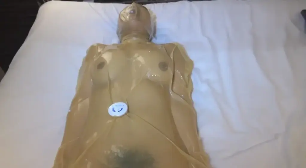 Breathplay Torture Girl 9 系列第九弹。<br>1.使用蓝色保鲜膜进行面部包裹。当然包括脸部，同时控制呼吸。<br>2.初级导入！采用无呼吸孔的糖色乳胶真空床进行呼吸控制。与压缩袋不同，因其具备伸缩性，能清晰观察到挣扎状态，且橡胶完全贴合身体形成密封状态。<br>3.此款同样为首次推出！采用糖色乳胶真空袋与呼吸头套结合保鲜膜实现的全面呼吸控制。<br>4.前置拉链式闪亮泳衣与水球帽结合的塑料袋窒息折磨。由于手脚被绷带束缚，自然无法自行挣脱。水球帽的覆盖使塑料袋从一开始就处于低氧状态。因此呼吸愈发急促，越是试图吸气，塑料袋就越紧贴面部。在这种状态下创下最长拘束时间记录！解放后的表情足以说明备受折磨的程度……。<br>シリーズ第9弾。<br>1.青色ラップを使用したマミフィケーション。もちろん顔まで巻いて呼吸制御。<br>2.初導入！呼吸穴の無いあめ色バキュームベッドによる呼吸制御。圧縮袋と違い伸縮性があるため、暴れる様子がよく分かり、体中にラバーが張り付く完全密封状態。<br>3.こちらも初導入！あめ色バキュームバッグ＆リブレスマスク＆ラップによる完全呼吸制御。<br>4.フロントジッパーテカテカ水着＆水球帽によるビニール窒息責め。手と足をラップで拘束されているため当然自力では外せず。水球帽を被っているためビニール袋には最初から酸素が少ない状態でスタート。そのためどんどん呼吸が荒くなり、息を吸おうとすればするほどビニール袋が顔に張り付く。この状態で過去最長の拘束時間！解放後の表情でどれほど苦しんだか分かるはず…。<br>Series Volume 9.<br>Wrap the face with blue plastic wrap, including the entire face, while controlling breathing.<br>2. Primary Introduction! A vacuum bed mattress made of sugar-colored latex without breathing holes is used for respiratory control. Unlike compression bags, it is stretchable, allowing clear observation of struggling states, and the rubber fully conforms to the body to create a sealed state.<br>3. This model is also a first-time launch! It features comprehensive breath control achieved by combining a sugar-colored latex vacuum bag with a breathable headband and cling film.<br>4. The plastic bag suffocation torment combining a front-zip shiny swimsuit with a water polo cap. With hands and feet bound by bandages, escape was naturally impossible. The water polo cap's coverage left the plastic bag in a state of low oxygen from the start. As a result, breathing became increasingly labored—the more one tried to inhale, the tighter the plastic bag pressed against the face. In this state, the record for the longest restraint time was set! The expression upon release alone speaks volumes about the torment endured.<br>#窒息 #呼吸控制 #晕厥 #闷绝 #昏厥 #呼吸制御 #気絶<br>#Suffocation #Respiratory Control #Patch #Fainting #breathless #breathplay #breath play<br>#全包乳胶衣 #塑料袋 #口球 #极限窒息 #恋物癖 #全包紧身衣 #橡胶<br>#Full-body latex suit #fetish #Plastic bag #Oral gag #Extreme asphyxiation #Fetishism #Full-body corset<br>#全身ラテックススーツ #足フェティッシュ #拘束具 #プラスチック袋 #口封鎖具 #極限窒息 #フェティシズム #全身コルセット<br>#rubber girl #latex girl #zentai #rubber catsuit #bdsm<br>#全身タイツ #全身スーツ #ゼンタイ #ぴっちりスーツ #全頭マスク #颜面崩坏 #gag #堵嘴 #口を塞ぐ<br>#乳胶木乃伊 #保鲜膜 #蟹缚 #乳胶真空袋 #Mummy #Plastic wrap #Crab binding #Latex vacuum bag #mummification #ミイラ #ビニールラップ #カニ綁り #ラテックス真空袋 #巨乳 #口水 #よだれ #saliva<br><span style='color:#b0b0b0;'>[隐藏文字，购买后可见]</span><br>