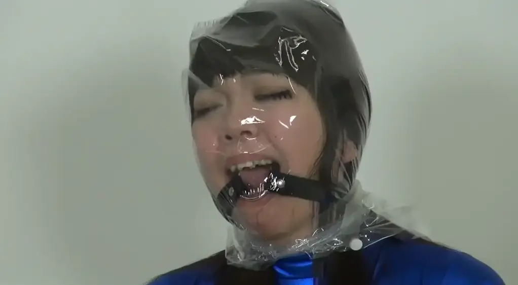 Breathplay Torture Girl 4 系列第四弹。<br>本次特邀神秘AV女优白玉あも酱担任模特。虽白玉amo常出演各类另类作品，此次她将首次尝试呼吸控制，究竟会展现出怎样的反应？<br>由于是初次尝试，初期并未进行束缚，而是让其自行戴上塑料袋并用胶带缠住脖子以控制呼吸。熟悉之后的中期则进行反向束缚，使其无法自行脱下塑料袋。随着呼吸逐渐加快，内侧凝结水汽的塑料袋每次吸气时都会紧贴面部。因拼命呼吸，口枷处不断垂涎口水，开始发出痛苦的呻吟声，但仍持续数分钟不予松开。<br>终盘时，牢房前将全身用保鲜膜严密包裹，锁上手铐后又将绷带缠至面部。与塑料袋不同，因毫无多余空气，很快便陷入窒息。即便痛苦难耐，也因无法自行挣脱，手铐的咯吱声在屋内回荡……。<br>シリーズ第4弾。<br>今回はカルトAV女優こと白玉あもちゃんがモデルです。普段マニアックな作品に多数出演している彼女ですが、今回は初の呼吸制御でどんな反応を見せてくれるのか？<br>初めてという事もあり序盤は拘束せず、自らビニール袋を被ってもらい首にビニールテープを巻いてのセルフ呼吸制御。慣れてきた中盤はゼンタイぴっちりスーツ後手を拘束し、自分では外せない状態にしてビニール袋を被せる。徐々に呼吸が早くなり、内側に水蒸気が付いたビニール袋が息を吸う度に顔にピッタリと張り付く。必死に呼吸をしているため口枷からは涎が垂れ、苦しそうな声を出し始めるが全頭マスクしばらく開放せず放置。<br>終盤は牢屋前で隙間無く全身をラップで覆い、手錠をかけて顔にも全身スーツラップを巻く。ビニール袋と違い余分な空気が一切ないためすぐに苦しみ出す。苦しくても全身タイツ自力では外せないため手錠の軋む音が部屋に響き渡る…。<br>The fourth installment in the series.<br>This time, the mysterious AV actress Shirogami Amo will serve as the model. Although Shirogami Amo often appears in various alternative works, she will be attempting breath control for the first time. How will she react?<br>As it was the first attempt, no restraints were applied initially. Instead, the subject was allowed to put on a plastic bag and have it zentai taped around the neck to control breathing. In the middle phase, once accustomed, reverse restraints were introduced, preventing the subject from removing the plastic bag on their own. As breathing gradually accelerated, the plastic bag, condensing with moisture on the inside, pressed tightly against the face with each inhalation. Struggling to breathe, saliva continuously dripped from the mouth restraints, accompanied by agonizing moans. Despite this, the subject persisted for several minutes without release.<br>In the final stages, the prisoner's body was tightly wrapped in plastic wrap, and after handcuffs were fastened, bandages were wrapped around the face. Unlike plastic bags, the absence of any extra air quickly led to suffocation. Even though the agony was unbearable, the inability to break free left only the sound of the handcuffs creaking in the room.<br>#窒息 #呼吸控制 #晕厥 #闷绝 #昏厥 #呼吸制御 #気絶 <br>#Suffocation #Respiratory Control #Patch #Fainting #breathless #breathplay #breath play #bdsm #gag #堵嘴 #口を塞ぐ #颜面崩坏<br>#高叉泳衣 #塑料袋 #口球 #极限窒息 #恋物癖 #紧身衣 #中筒靴子 #绷带木乃伊 #保鲜膜 #乳胶真空袋 #巨乳 #口枷 #口环 #口水 #创可贴<br>#High-cut swimsuit #Plastic bag #Fetish #Extreme asphyxiation #Masturbation #Corset #Mid-calf boots #Bandaged mummy #Plastic wrap #Latex vacuum bag #Boobs #Mouth gag #Mouth ring #Saliva<br>#ハイカット水着 #ビニール袋 #フェティッシュ #極致の窒息 #コルセット #膝上靴 #包帯巻きミイラ #ビニールラップ #ラテックス真空袋 #口塞 #口輪環 #唾液 <br><span style='color:#b0b0b0;'>[隐藏文字，购买后可见]</span><br>
