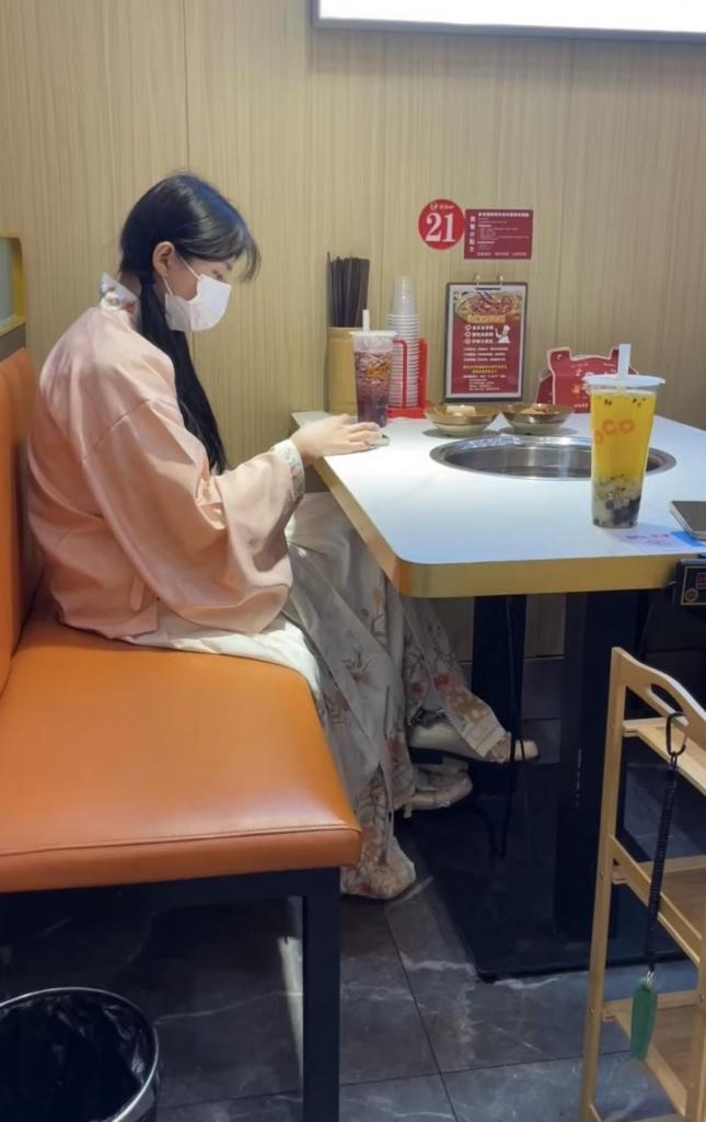 18岁女高的四天镣铐生活（8）带着脚铐在商场吃饭 走路回家 续接上级，逛了很久的商场，脚铐把脚腕锁的已经受不了了，找了个地方吃个饭休息一下，上菜的时候脚铐也是漏出来的，不知道服务员有没有看到，拍了一些低机位镜头。<br>吃完饭走路回家，路上看表情就可以看出来脚铐有多难受，连续三天的禁锢已经让妹子濒临崩溃，但是只能坚持走回去。<br>布莱恩原创作品