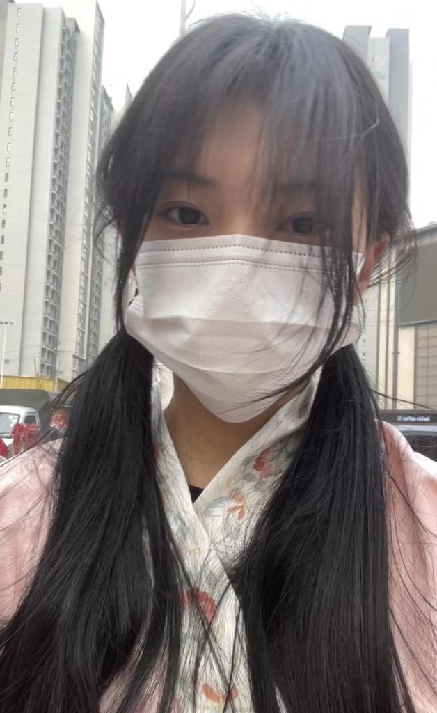 18岁女高的四天镣铐生活（9）戴脚铐远走 驷马铐睡觉 续接上集，妹子穿着汉服 白丝和lo鞋，戴着被铐的很紧、贴了封条的脚铐吃完饭走路回家，很远的距离，包括过马路都是全程戴脚铐，中间停下来自己拍了一些特写。<br>到家洗漱后带上手铐，手脚连成很紧的驷马铐睡觉，中途还检查了一次。<br>这样睡觉第二天脚腕和手腕非常……<br>布莱恩原创作品1071263211