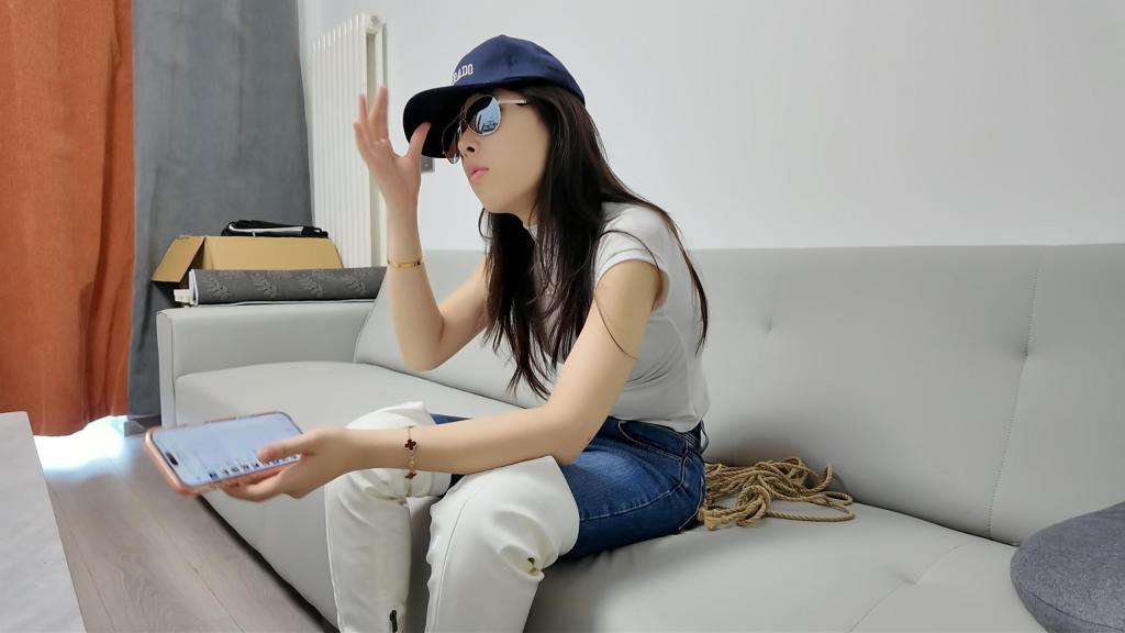 捆绑游戏之惠子 李大侠原创、惠子是一名捆绑爱好者，这天在床上刷手机，一时兴起，穿上长靴，带上墨镜，想玩捆绑，来到客厅沙发上，正好一个朋友到来，就请朋友帮忙把自己手捆绑上，然后把嘴堵住，绑好躺着床上独自享受....本工作室提供私人定制绳艺视频、私人定制绳艺体验、剧本体验、出售原味、另外招募绳艺模特、视频统一解压密码h123456 定拍联系QQ1642384671加我注明妖狐吧