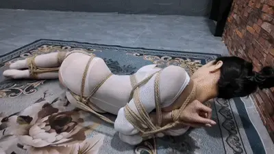 女职员想升职必须满足老板的爱好 女职员想升职,甘心情愿让老板把自己后手观音全身紧缚起来,然后老板对她说,10分钟之内从现在这个地方挣扎到对方门口,就算成功,立即让你升职,如10分钟到不了,就把你勒死,吓得女职员赶紧争分夺秒地向门口爬去,因全身被捆绑的结结实实,想爬也爬不动,只能一点点挪动,还有5分钟就到了规定时间,用尽全身力气挪动身体,快要到达地点的时候,狠心的老板又把她绑成了驷马,想爬也爬不动了,一点点往门口挪动,因没按时间到达地点,狠心的老板命令手下员工把女职员勒晕了过去.<br>只定拍绿色视频,可接受赞助定拍和收藏版权定拍,可定制2k,4k视频,有意请联系qq3094769038欢迎有定拍能力的同好咨讯骚扰<br>