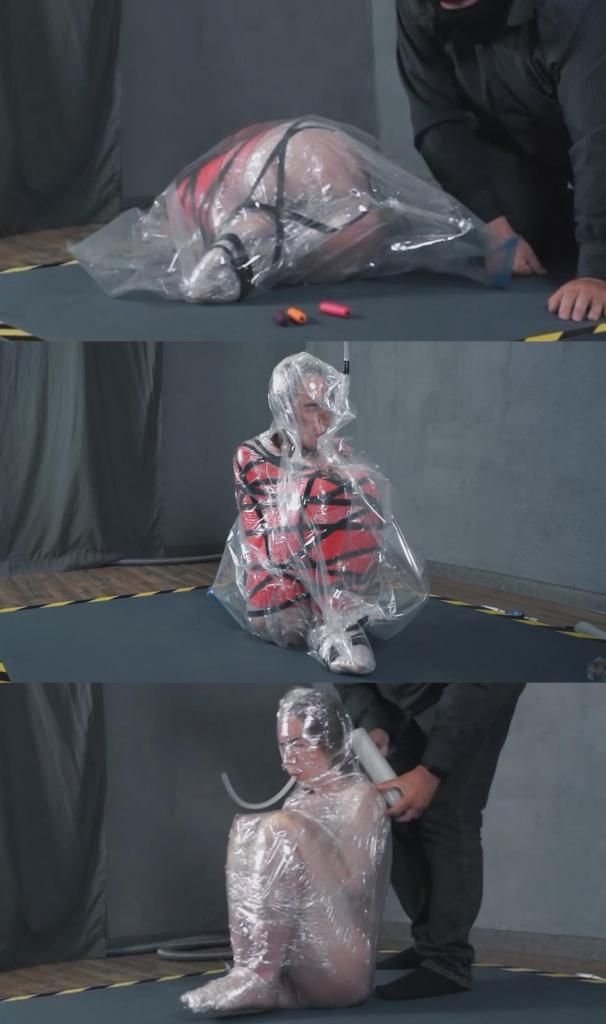 Bondage with stretch film with vibro in a vacuum bag 你们都忘了保鲜膜这玩意儿了。呃，为什么不用呢？索尼娅摆了个紧凑的姿势，鲍勃先生用真空包装机把她封了起来，当然还用了点振动器You guys have forgotten all about stretch wrap. Uh, why not use it? Sonja got into a compact pose and Mr. Bob vacuum-sealed her, and of course a little vibro.