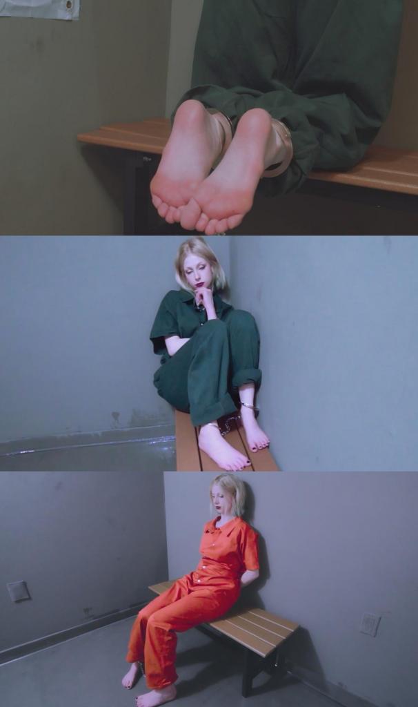 Not Just A Traffic Ticket - Part 3: Kora Summers Criminal Girl Prepped for Sentencing, Chained For T Not Just A Traffic Ticket - Part 3: Kora Summers Criminal Girl Prepped for Sentencing, Chained For Transport, Restrained in Cuffs, Shackles and Waist Chain, Stripped and Given New Uniform本系列的第三部分也是最后一部分，共包含三个场景：囚犯萨默斯被戴上镣铐押送，在拘留室等待宣判，最后脱下囚服，换上橙色连体服。随后，她被戴上手铐和脚镣，押往牢房。所有场景均采用多机位拍摄，以近乎实时的方式呈现，并辅以富有创意的电影蒙太奇手法来补充故事情节。<br><br>本系列最后一集时长24分钟，展现了科拉被戴上全套押送镣铐、在拘留室的场景，以及最后更换囚服并戴上手铐和脚镣的过程。特写镜头展现了手铐和脚镣锁在她手腕和脚踝上的过程，以及她跪在长凳上被束缚时露出的赤裸脚底。场景以科拉·萨默斯被准备押送至法院开始。今天是她宣判听证会的早晨，她即将面对法官。科拉试图用幽默化解尴尬，狱警正准备押送她。狱警给科拉戴上腰链，并在她的手腕上铐上手铐。然后，她被要求跪在长凳上，狱警又给她戴上脚镣。<br><br>之后，她被带出去，送往法院。到达法院后，萨默斯囚犯被单独关进一间拘留室。她焦急地等待着，赤着脚，仍然戴着手铐、脚镣和腰链。她穿着宽大的绿色囚服，在镣铐的束缚下不安地扭动着身子——牢房里又热又潮，让她更加难受。她还要在这里等多久？她完全没有时间的概念，也不知道等待何时才能结束。什么时候才能轮到她见法官？她打了个哈欠，咳嗽了几声，看起来十分狼狈——科拉已经记不清上次睡个好觉是什么时候了，而这让她开始感到疲惫不堪。<br><br>这将是她未来很多年的行头。穿好衣服后，她被戴上手铐和脚镣，然后被押往牢房。This third and final part of this series brings you 3 scenes, as inmate Summer's is chained for transport, waits in a holding cell to be sentenced, and then finally strips out of her jail uniform and into an orange jumpsuit. She is then handcuffed, shackled, and taken to her cell. All scenes are told from a multi-camera perspective unfolding in near real time, and supplemented with creative cinematic montages to fill in the storyline.<br><br><br>This 24 minute final entry into the series features Kora being placed in a full set of transport chains, a hold cell sequence, and then a final change of uniform and application of handcuffs and shackles. Close ups feature the cuffs being locked on her wrists, ankles, and the exposure of her bare soles as she kneels on the bench to be restrained. The scene begins with Kora Summers being prepared for transport to the courthouse. It is the morning of her sentencing hearing, and it’s time to face the judge. Kora attempts to diffuse the situation with humor as the prison guard prepares her for transport. The guard fits Kora with a waist chain, and shackles handcuffs around her wrists in front of her body. She is then made to kneel on the bench, and the prison guard secures leg irons around her ankles.<br><br><br>She is then led out, and taken to the courthouse. Upon arriving at the courthouse, Inmate Summers is placed alone in a holding cell. She waits impatiently in the cell, barefoot and still in her handcuffs, leg irons, and waist chain. She fidgets and shuffles in her chains and in her oversized green jail uniform - the cell is hot and humid, and it’s making her even more uncomfortable. How long is she going to be made to wait here, with no concept of the passing of time, or when the waiting will end? When will it be her turn to see the judge? She yawns and coughs and looks visibly disheveled - Kora doesn’t remember the last time she had a good night’s rest and it is starting to catch up to her. <br><br><br>. This will be her new outfit for many years to come. Once dressed, she is handcuffed, shackled, and then led off to a cell.