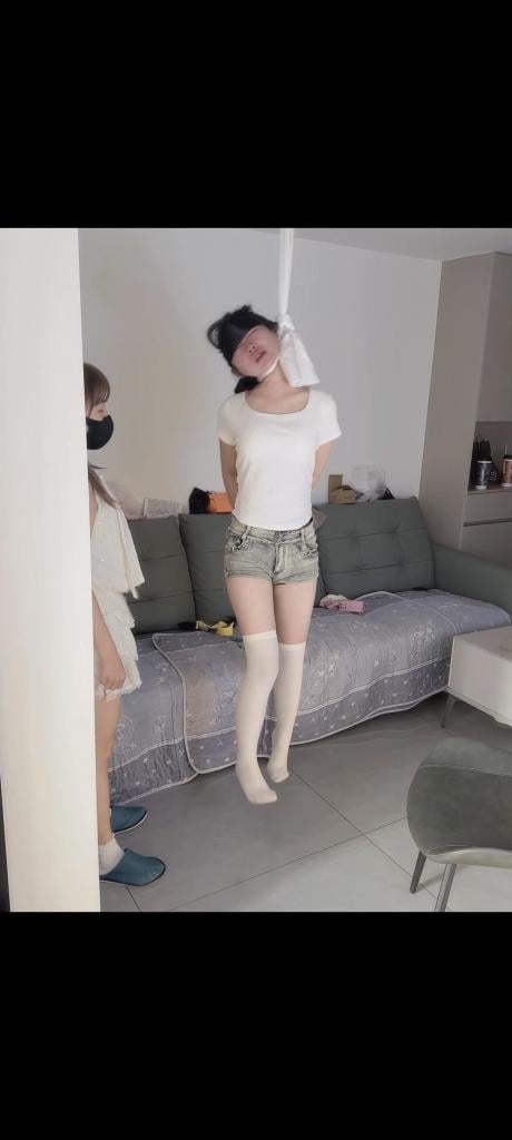 真实上吊（第七弹）白丝小萝莉上吊 秋的定拍小萝莉上吊，白丝控福利，真实无保护悬空上吊窒息，上吊前还被捆绑玩弄，泳帽套头窒息，裸绞窒息，全程无尿点＃上吊 ＃泳帽＃裸绞＃窒息＃breathplay