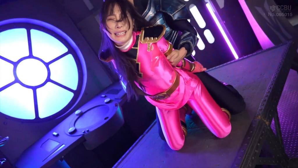 ヒロインスーツ堪能 怪獣戦隊ジュウカイザー ジュウピンク Juu Pink粉红女战士的战衣实在太诱人了。它的光泽、质感、气味、味道，以及每一口都迸发出的果香——它的一切都令敌我双方都为之着迷。怪物、喽啰、邪恶首领，甚至平民百姓都对这件战衣垂涎不已。他们是在品味战衣的秘密？还是Rando Ten日渐发育的身体的秘密？Juu Pink作为女战士的尊严被羞辱地剥夺殆尽。这是一个前所未有的女英雄蜕变的故事，女战士的骄傲与性感在此交织。[坏结局]<span style='color:#b0b0b0;'>[隐藏文字，购买后可见]</span>出演女優 五十嵐清華 Enjoy the superheroine suit: Kaiju Sentai Juukaizer Juu Pink<br>ジュウピンクのスーツは、あまりにも魅惑的だった。その光沢、手触り、香り、味、そして噛みしめるごとに広がる果実のような食感――すべてが敵も味方も虜にする。怪人、戦闘員、悪の総帥、さらには民間人までもが、そのスーツを堪能し尽くす。彼らが味わっているのは、スーツの秘密か？ それとも蘭堂天の発育した身体の秘密か？ 羞恥に晒され、女戦士としての尊厳すら性的に奪われていくジュウピンク。戦士の誇りと官能が交錯する、前代未聞の変身ヒロイン譚。[BAD END] 坂田徹