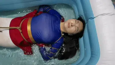 定拍转公映:女超人雅思接到任务,去抓拿歹徒,刚进去歹徒老巢,空中毒气把她熏晕过去.被绑了起来.  解压密码:mysy<br>女超人雅思接到任务,去抓拿歹徒,刚进去歹徒老巢,空中毒气把她熏晕过去.在醒来的时候,已被驷马绑了起来,赶紧挣扎脱缚,脱缚成功后刚走到门口,被回来的歹徒看见后,一棍子打晕,在醒来的时候,已被五花全身绑了起来投进了游泳池内,玩弄她的白丝美腿,玩够了以后,歹徒用手捂住女超人的口鼻,送她上了西天.<br>只定拍绿色视频,可接受赞助定拍和收藏版权定拍,可定制2k,4k视频,有意者请联系qq3094769038欢迎有定拍能力的同好咨讯交流<br>