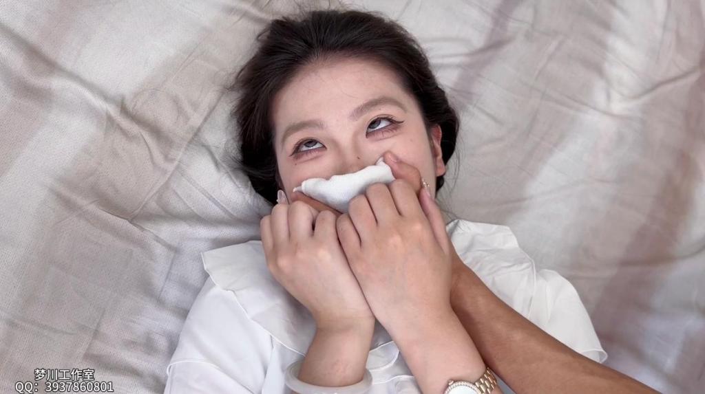 【迷药之都】中集 菜菜 椅子捂晕摸腿 公主抱 捂晕在床 【梦川工作室】<br>该集为【迷药之都】中集 接上集 菜菜被捂晕反复摸腿<br>工作室接各种定拍 和线下约绳 坐标山东<br>求被绑 被调教 玩绳约绳约调 加QQ:959439062（备注来意）本号只接线下业务 女奴绳奴新手小白可接 嗨勿扰<br><br>工作室定拍QQ:3937860801（本号只接定拍业务） 定拍只接绳艺捆绑＋轻调教，不接太大尺度，违规露点 出售原味