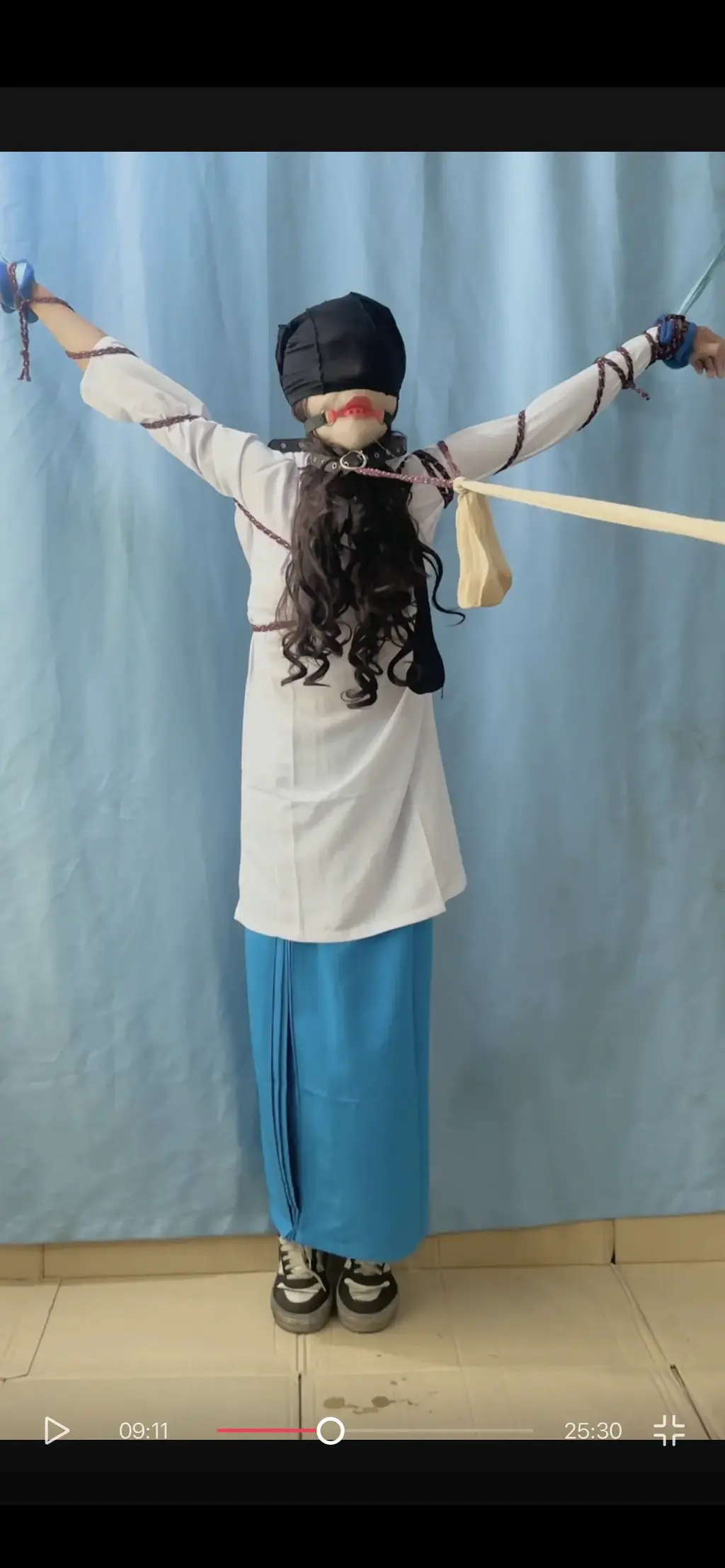 【马来西亚校服姐妹花之女王与女奴】 第五集：马来西亚学校制服/十字极限垫脚悬绑/口球强灌水/黑丝档位套头/酸臭高跟鞋与勃肯鞋抽脸/极度玩腿玩袜 ⚠️ 期望管理与观影提示<br><br>本片包含： 十字型高捆绑放置、马来西亚学校制服，全程极度垫脚体罚、强迫口球灌水与口水直流特写、黑丝套头限制闻裆、高跟鞋底抽打脸颊与强迫闻酸臭勃肯鞋、浓烈臭袜子封口鼻碾压、极度玩腿细节、丢弃放置结局。<br><br>本视频纯属二次元角色扮演与绳艺视觉艺术，女王沉浸式羞辱女奴第一视角 POV。<br><br>对画质要求高，声控，完美主义勿入。（普通手机拍摄，视频经过加速减速处理，没有专业设备，捆绑手艺自学，素人出道）<br><br>粉丝专属商务与约拍通道<br><br>✨ 线下定制/调教约拍：<br>本团队（女奴&女王）长期承接高品质定拍服务，可根据您的剧本专属定制 POV 视频！同时可约线下实体调教。<br><br>限制条件： 仅限马来西亚地区（Malaysia）、且必须年满 18 岁（已成年）。<br><br>联系方式： 诚心约拍或购买本集同款周边（含视频中两人各自穿着、多日未洗的原味臭袜子、实战黑丝与口球）<br>请私信联系我们。新人出道，感谢马来西亚本土及海外家人们的鼎力支持！<br><br>【联系方式（来意备注：约拍/定拍/体验/网调/原味）】<br>微X： Rina_031205<br>TG飞机： @rinanana031205