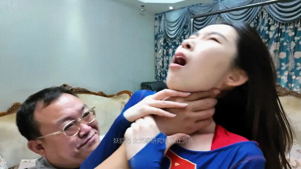 [正片]南清 女超人:被宇宙猎人击败俘获直播羞辱 HL030 本篇番号 HL030   主演: 南清  演员很漂亮。  枫叶工作室定拍 <br>ryona元素（揉臀、踹臀、揉脚、踩碾伤腿、折腿、反复踢伤处、掐颈、拽披风拖行、踩腰勒颈、踩断胳膊，脱靴玩弄双脚、一字开腿压踢 脱靴 ）<br>人间体女超人穿常服持枪小心搜索时遭遇自称“宇宙猎人”的宇宙人，对方要找漂亮女超人；她心声“居然是来找我的”却假称不知并让对方离开，遭逼问后开枪两发无效，转入肉搏却拳脚被格挡，右腿被抱住狠砸大腿，挣脱后鞭腿再中招同位置再遭重砸，被勒颈逼问并肘击挣脱，捂着伤腿喘着气，摆pose变身”。变身后受伤的右大腿已经绑好绷带。女超人迎战，互有攻防后膝撞得手却被死掐伤腿痛苦不堪，腿伤无法闪避遭连续击头、掐颈举空击腹直至吐大口口水跪趴，被掀裙揉臀、踹臀、踩碾伤腿、折腿、反复踢伤处、掐颈举空、拽披风拖行、踩腰勒颈、踩断胳膊，脱靴玩弄双脚、一字开腿压踢，哀嚎流涎翻白眼昏厥。大字绑在地上（双靴皆失）被手机拍摄并棍打全身，抚摸大腿后逼她变回人间体，她倔强拒绝，光线击中胸前S标志，她撕心裂肺惨叫身体挺颤变身解除，变回人间体被摸腿至脚，吐口水翻白眼歪头昏迷，以全身至腿特写结束。<br>超级女英雄（神奇女侠，女超人，蝙蝠女，女奥，女英雄，女侠，美少女战士等）剧情持续更新。<br>大家喜欢南清的话 可以继续拍摄其他的作品<br>下部更新诺米的冯迪妮    柳洋的冯迪妮正在准备拍摄<br><span style='color:#b0b0b0;'>[隐藏文字，购买后可见]</span>不要在线解压