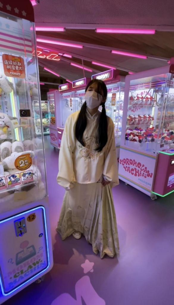 18岁女高的四天镣铐生活（11）帆布鞋脚铐铁链逛商场 续接上集，妹子下车走到商场，可能是脚腕疼的原因，她显得很害怕，走路踉踉跄跄的，今天穿帆布鞋只让穿了一个超短的船袜，鞋子还湿了。<br>虽然有雨声掩护，脚铐链子声音还是比较明显的，这个脚铐链子比较粗重，妹子逛了某创优品，在一个小咖啡店坐下来偷偷展示脚铐，揉揉自己被磨的勒的发红的脚腕，不过四天镣铐计划今天就可以结束了，她后悔戴脚铐，比脚镣更难受。<br>但是晚上还有更艰巨的任务呢<br>布莱恩原创出品1071263211