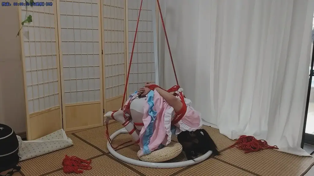 自白的驷马自缚小挑战 忙碌了许久终于有空玩了，但一回来发现朋友刚好不在家，于是性欲难以压制的自白只能自己带上小玩具捆上驷马自己享受了。<br>本来把捆个腿就感觉很舒服了，但看着身后的吊篮架子又感觉不用的话就缺了点什么，于是心血来潮就想试试自缚驷马。虽然结果上看好像是翻车了，绳子感觉预留还是太长了，虽然动不了但观感上束缚感也不强。翻来覆去放置了好一会，身子连换个朝向都难，起身更是没有可能。只能开着小玩具在震动的刺激下一遍一遍的发出甜蜜的娇喘声和享受一次一次的高潮。<br><br><span style='color:#b0b0b0;'>[隐藏文字，购买后可见]</span>