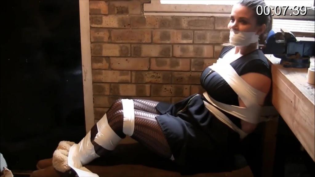 Snooping Investigator: Bound & Captured By Catsuit Girls (Episode 2 of 2) Snooping Investigator: Bound & Captured By Catsuit Girls (Episode 2 of 2)<br><br>在成功运送货车后,狡猾的紧身连衣裤窃贼拉维尼亚和卡莱尔将他们捕获的窥探安吉丽娜带到了一个废弃的工具棚。 拉维尼亚和卡莱尔在开始审讯之前用胶带重新绑住安吉丽娜的腿和脚踝,以控制她。 紧身衣窃贼撕掉了胶带封口和塞在少女嘴里的内裤,想听听她为谁工作,但安吉丽娜非常不合作,并咒骂那些把她扣为人质的蒙面女孩。 拉维尼娅迅速将一块巨大的黄色海绵塞进安吉丽娜的嘴里,开始了一项令人作呕的工作……<br><br>After a successful van transport, cunning catsuit girls Lavinia and Carleyelle bring their captured snoop Angelina to an abandoned toolshed. Lavinia and Carleyelle re-tie Angelinas legs and ankles with tape to keep her under control before they begin an interrogation. The catsuit girls remove the tape gag and the panties stuffed in their damsels mouth to hear who she works for but Angelina is very uncooperative and curses at the masked girls keeping her hostage. Lavinia rapidly crams a huge yellow sponge into Angelina’s bitching mouth and starts one hell of a gagging job…