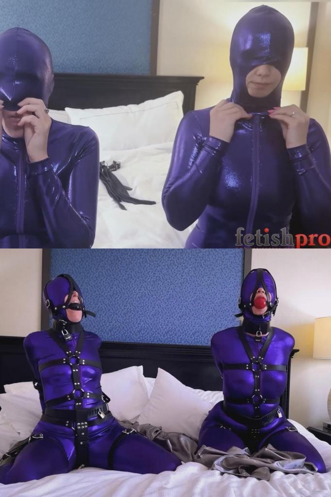 LilMissyUK and Rachel Adams Padlocked Blindfolded and Frogtied in Purple Catsuits 米西和瑞秋走进酒店房间，发现床上铺满了各种皮质装备：皮带、皮质束身衣、皮质项圈、皮质臂套。床边叠放着两件闪亮的紫色紧身衣，配有同款头套，旁边还有一双黑色过膝皮靴。她们坐在床边系好靴子，将皮靴紧紧地包裹住小腿，最后将头套拉下来罩住头部。<br><br>莉尔米西（LilMissy UK，头套下是金发）和瑞秋·亚当斯身着紫色紧身衣，在越来越凌乱的缎面床单上扭动着身体。两位女主角的双臂被八根皮带反绑在身后；她们穿着黑色高跟靴的双腿也被皮带绑成蛙式；头套和腰带上都挂着锁；头上戴着带球形口塞的束带（瑞秋的是黑色，米西的是红色），她们的眼睛被紧身衣的头套遮住。于是，她们完全身处黑暗之中，在困境中扭动、喘息、叹息、呻吟，跪在床上，仰卧着，侧身躺着，俯卧着；除了无助地挣扎着对抗她们或许根本不理解的命运之外，她们什么也说不通！她们无法交流，只能发出紧身衣布料摩擦床单的声音，直到缎面床单在她们不停扭动的身体下皱成一团……Missy and Rachel walk into their hotel room to find the bed covered in leather gear laid out and waiting: leather belts, leather body harnesses, leather collars, leather strap arm binders. Off to the side, two sparkle purple catsuits sit folded with matching hoods, and a pair of black knee high leather boots wait nearby.  Then they sit at the edge of the bed to lace up the boots, working the leather snug around their calves, before finally pulling the hoods down over their heads.<br><br>LilMissy UK (blonde hair under hood) and Rachel Adams writhing in purple-catsuit bondage on an increasingly messy satin bedspread. Our heroines are restrained with eight straps on their arms bound behind them; their legs (in black high heel boots) frogtied with straps; padlocks on hoods and torso belts; strappy head harnesses with ballgags (black for Rachel, red for Missy), their eyes covered by the hoods of their catsuits. So they are wholly in the dark as they writhe, pant, sigh, and moan in their predicaments, wiggling on the bed on their knees, on their backs, on their sides, on their bellies; not able to communicate except to vulnerably struggle against a fate they may not even understand, for all we know! They can't communicate, but only make the sounds of the catsuit fabric against the bed, until the satin spread is all bunched up under their ceaselessly moving bodies…