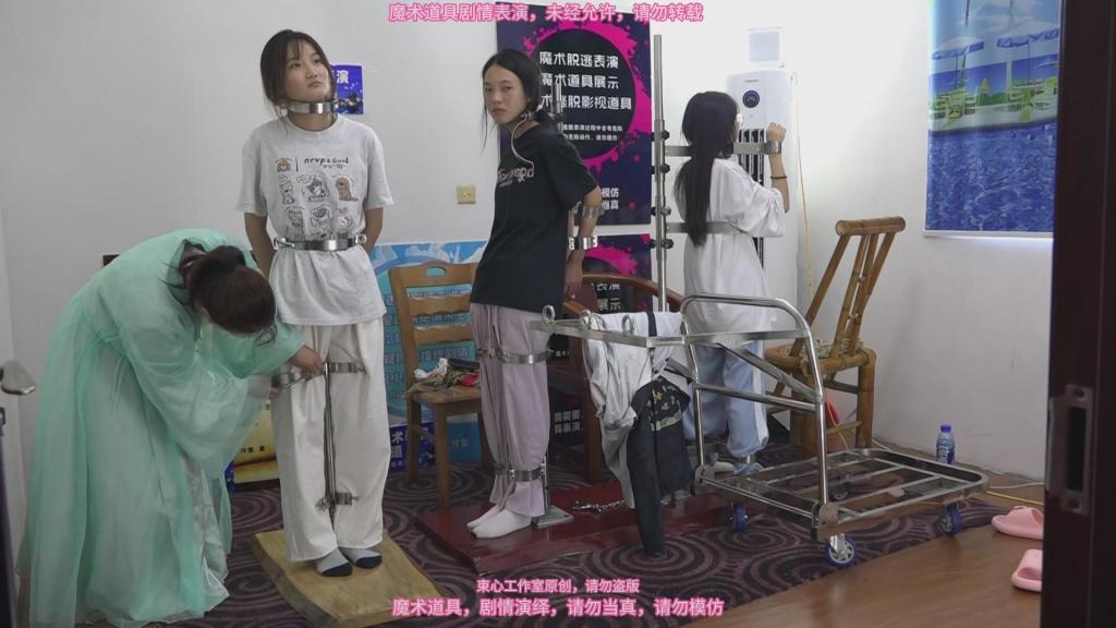 几个女大学生玩站立架，不同的站立架，也许体验感是不一样的，有的站立架能坚持的时间长一点，有的就比较难受，喜欢站立架的不要错过，数码摄像机横屏高清拍摄版 束心魔术道具工作室，几个女大学生玩站立架，不同的站立架，也许体验感是不一样的，有的站立架能坚持的时间长一点，有的就比较难受，喜欢站立架的不要错过，数码摄像机横屏高清拍摄版，唯美风格，本工作室摄影技术和剧情拍摄相对一般，无法和专业的摄影师相比，购买本工作室视频请知悉本工作室拍摄的视频短剧内容也许并不专业，本工作室各种古代道具断头台，古装捆绑剧情游戏，金属，木质道具，枷锁，金属站立枷，魔术木笼囚笼拘束架道具审xun椅，各种拷镣等魔术笼子等道具，本工作室秉持，绿色，健康，唯美，解压，为原则，可以体验定拍.            妖狐吧定拍 ，女生加入本工作室  （本工作室只收女生，只收女生，只收女生，很多男生cd问收不收的，我将不再回复！）         qq：3329311459              骗子勿扰，事多者勿扰！！！