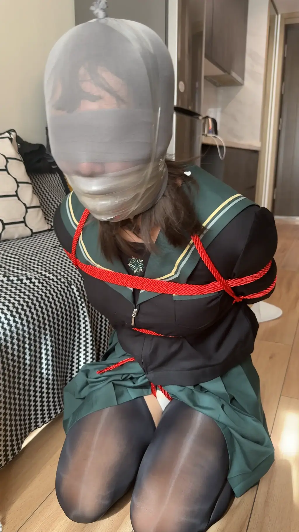 【近期约绑】暑假堵嘴挑战赛开启了，仅限暑假期间！男女规则几乎不变！ 挑战赛规则：一条袜腿 泡沫胶布缠绕 丝袜套头 封嘴胶带加固，坚持超过90分钟视为挑战成功，挑战成功男生费用减半，女生全免！<br>可只捆绑，也可以包脖子以下，不会堵嘴 全包，太过危险<br>江浙沪约包约绑联系QQ：3558135792/3785802192